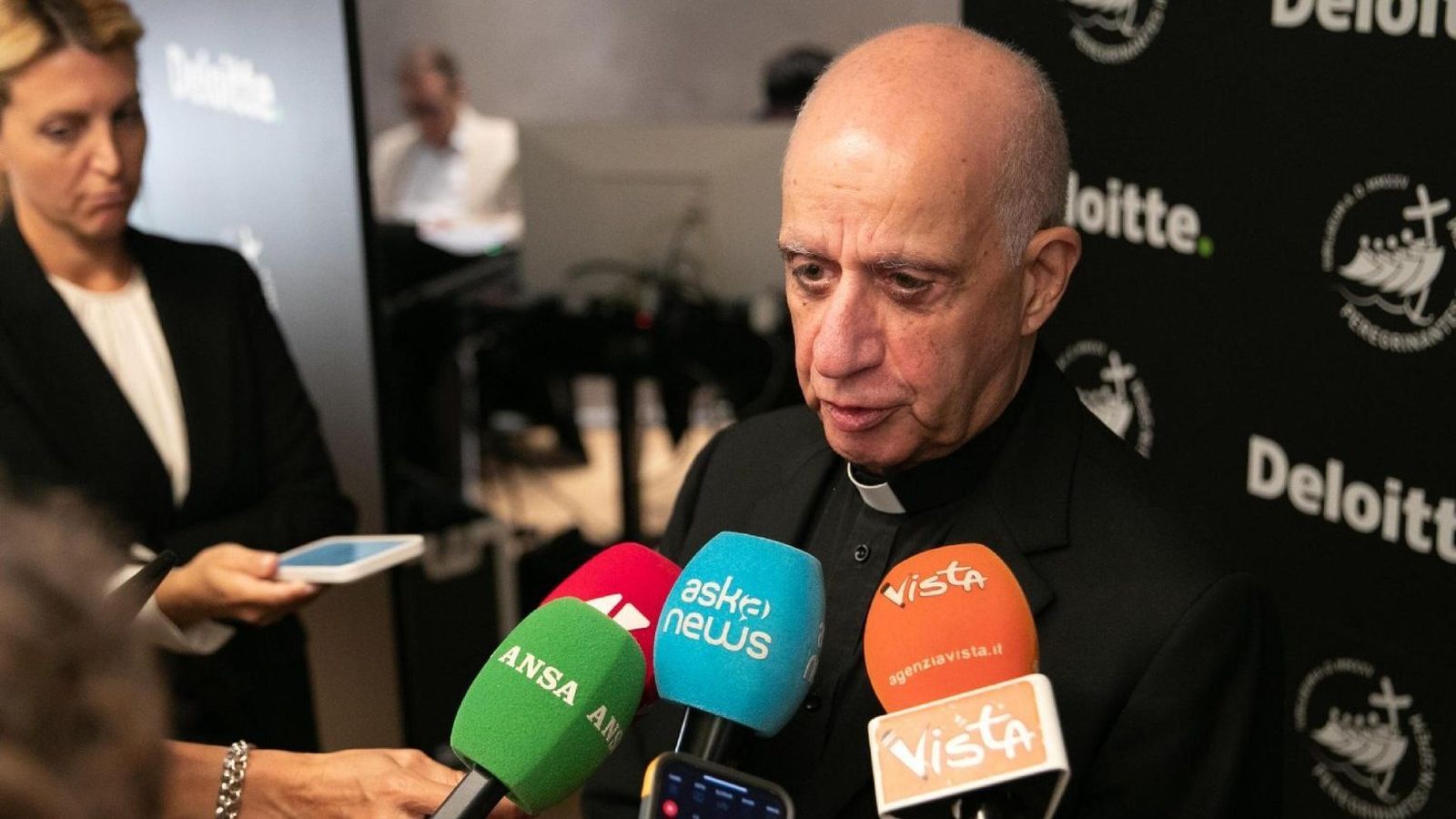 Monseñor Fisichella en el conferencia de la Deloitte