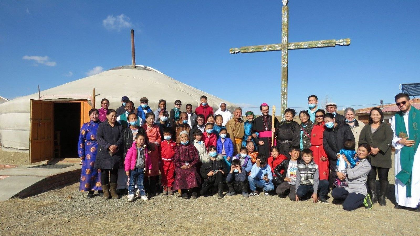 Fieles, sacerdotes y religiosos de una parroquia en Ulán Bator, Mongolia
