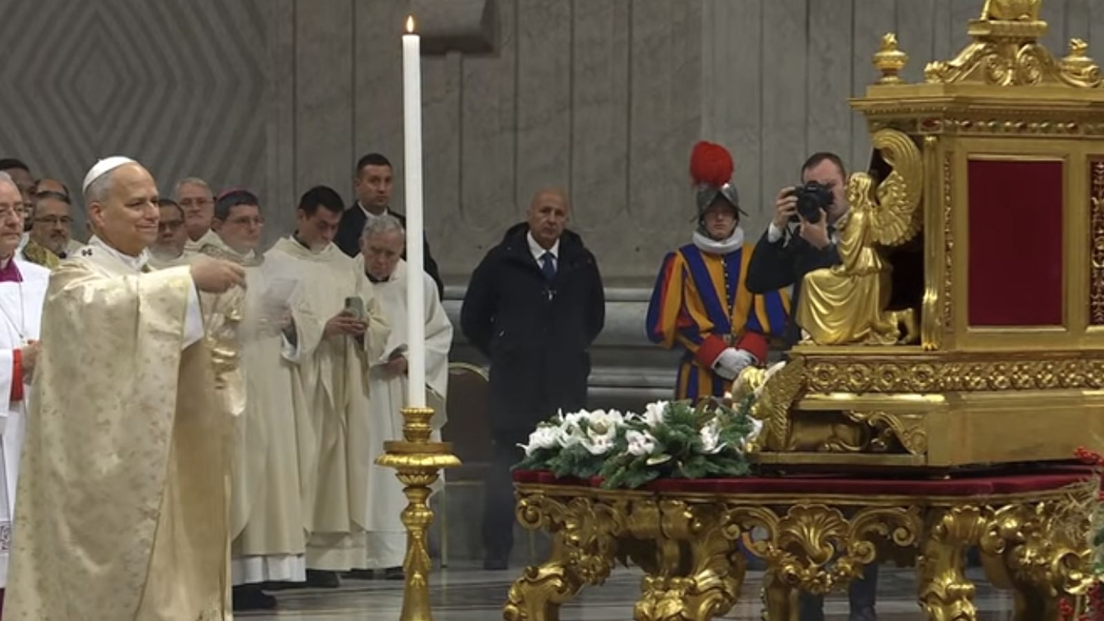El Papa inciensa al niño Jesús de San Pedro