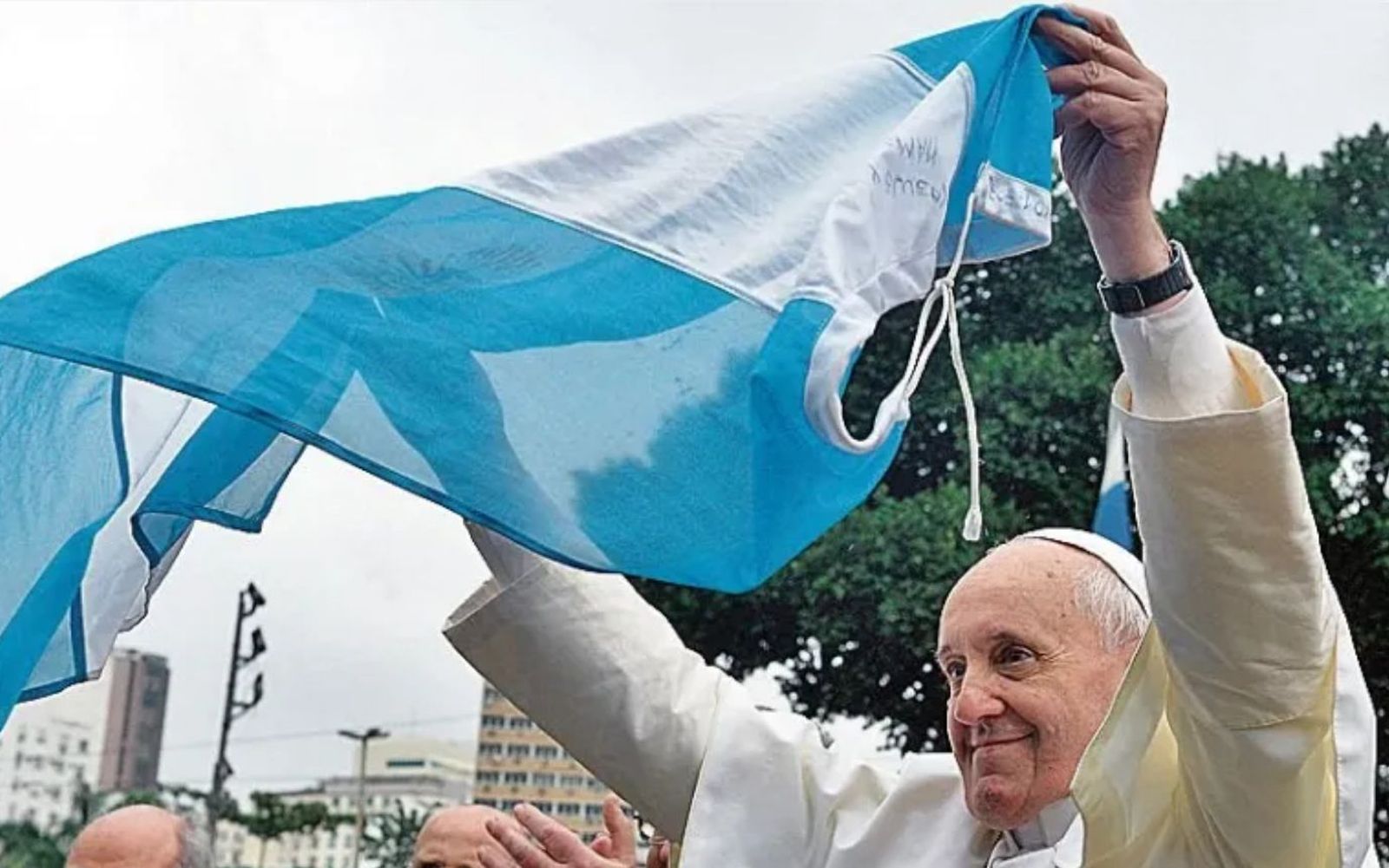 Francisco con la bandera argentina