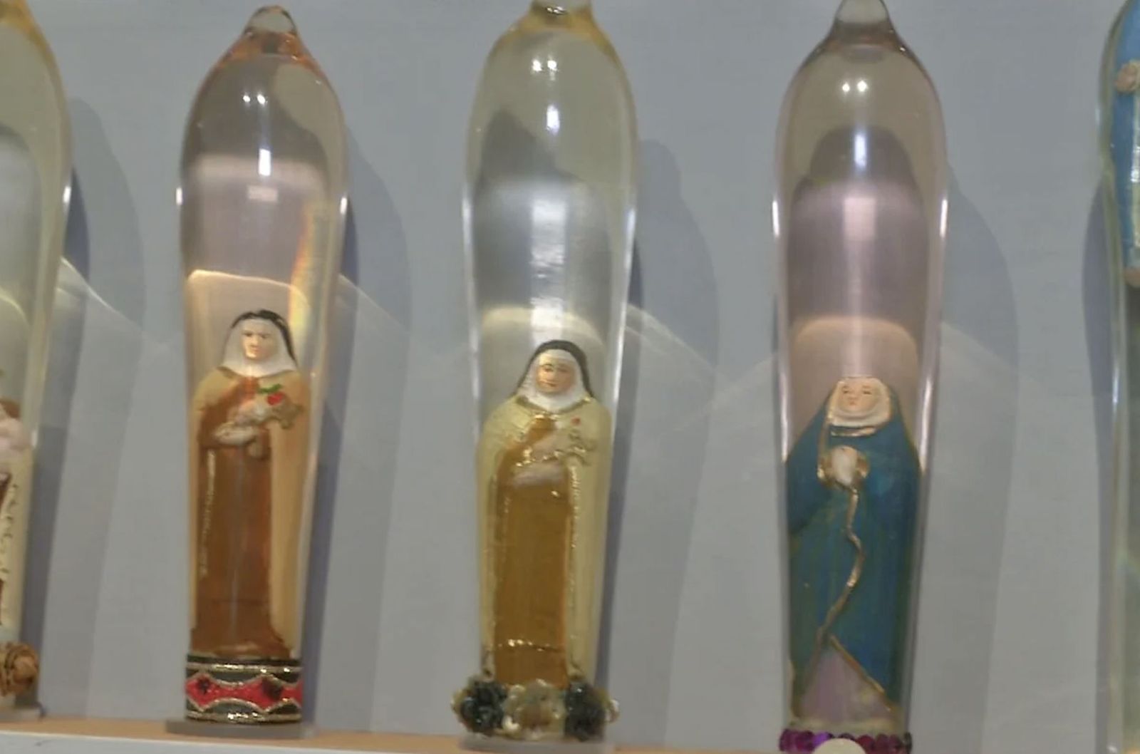 Preservativos de cristal con imágenes de monjas