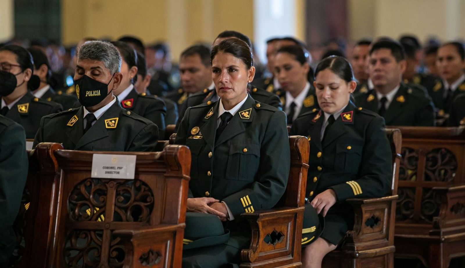 Policías en misa en Lima