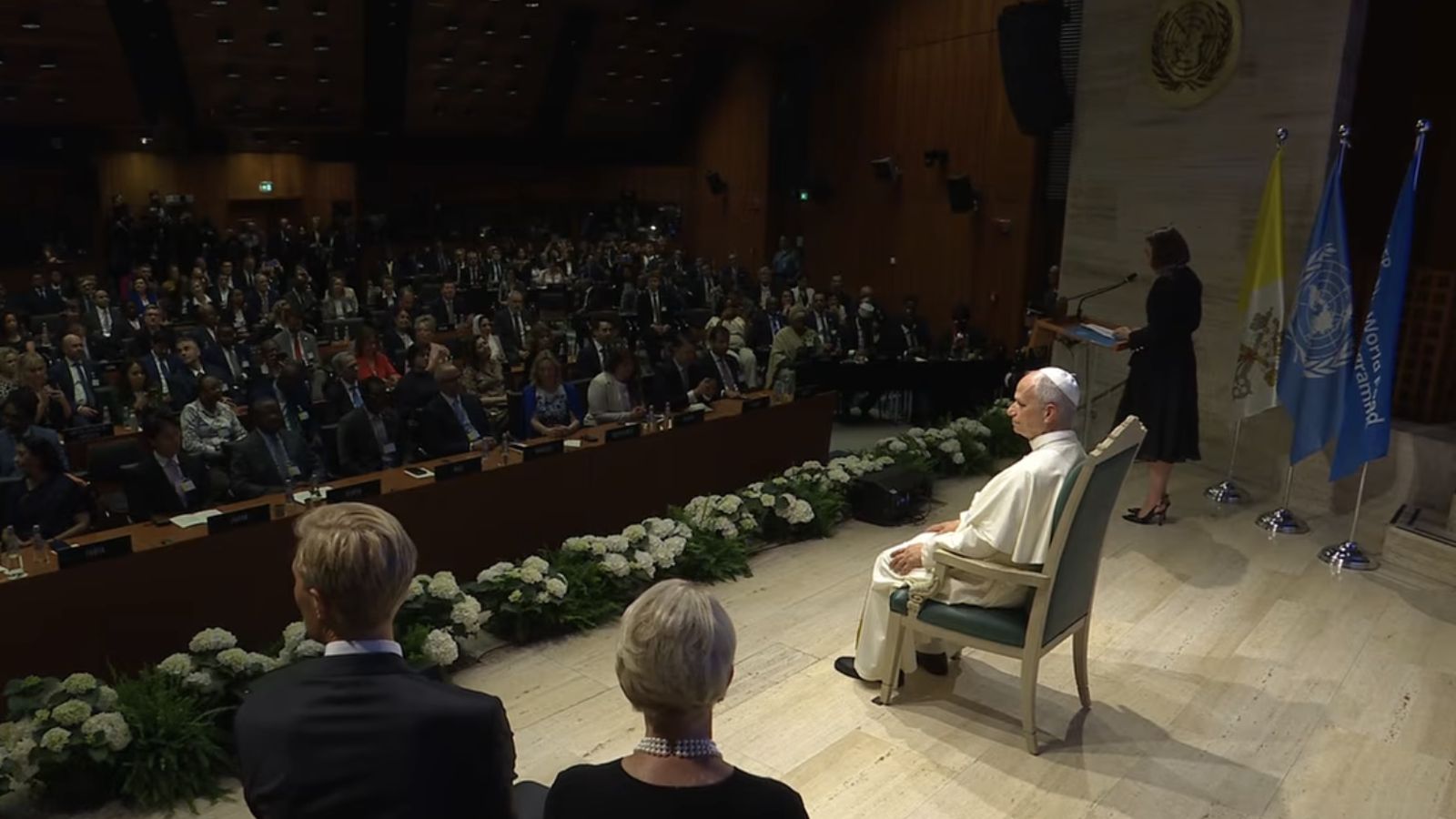 La presidenta del PMA saluda al Papa en la visita a la sede de ese organismo de la ONU