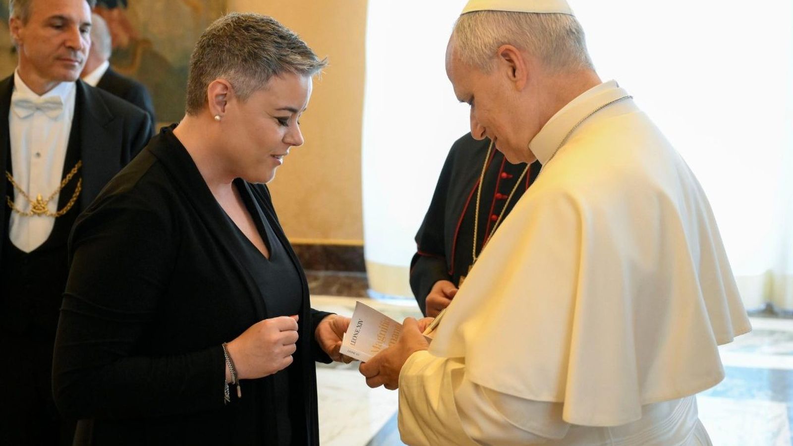 El Papa firma una copia de Magnifica humanitas