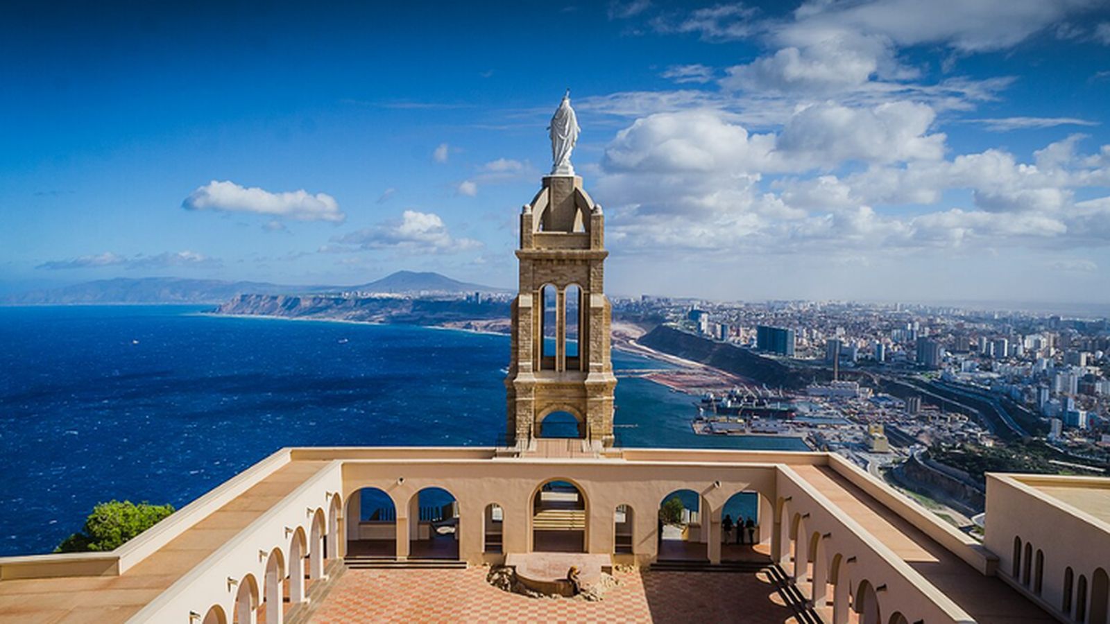 Vista del santuario de Notre-Dame de Santa Cruz.