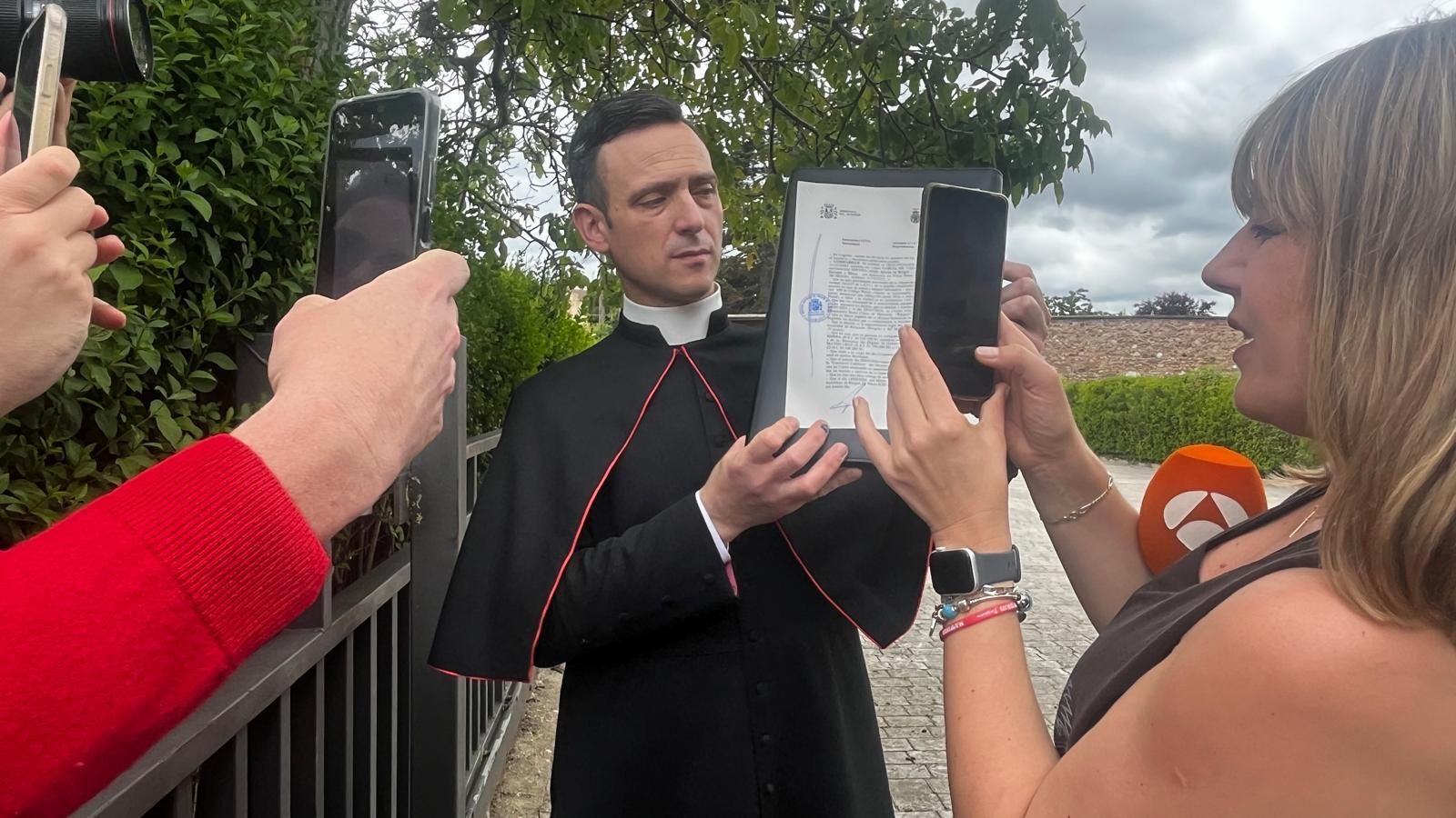 El 'cura' Ceacero enseña la denuncia