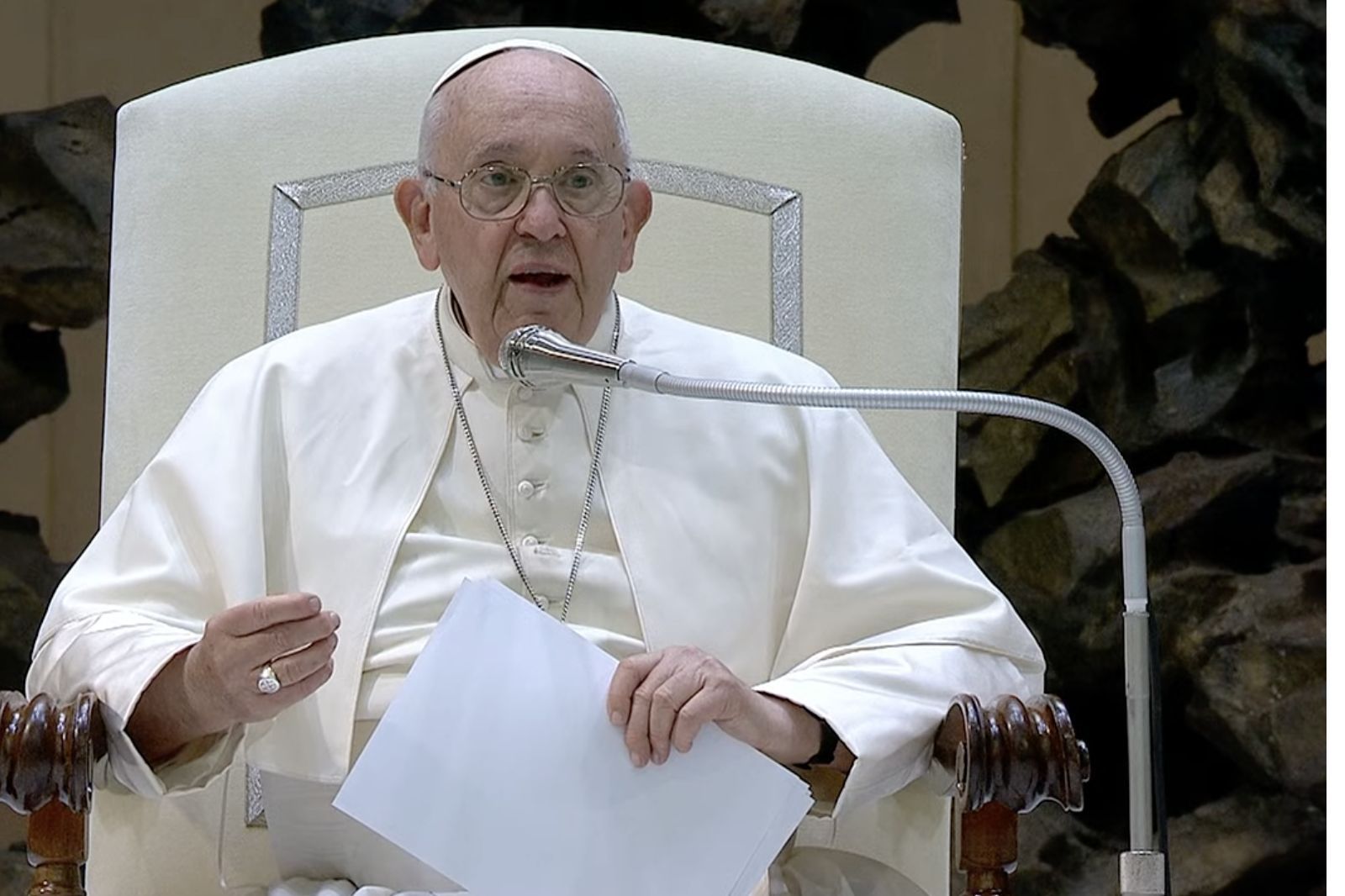 Francisco deja los papeles del discurso para ponerse a improvisar