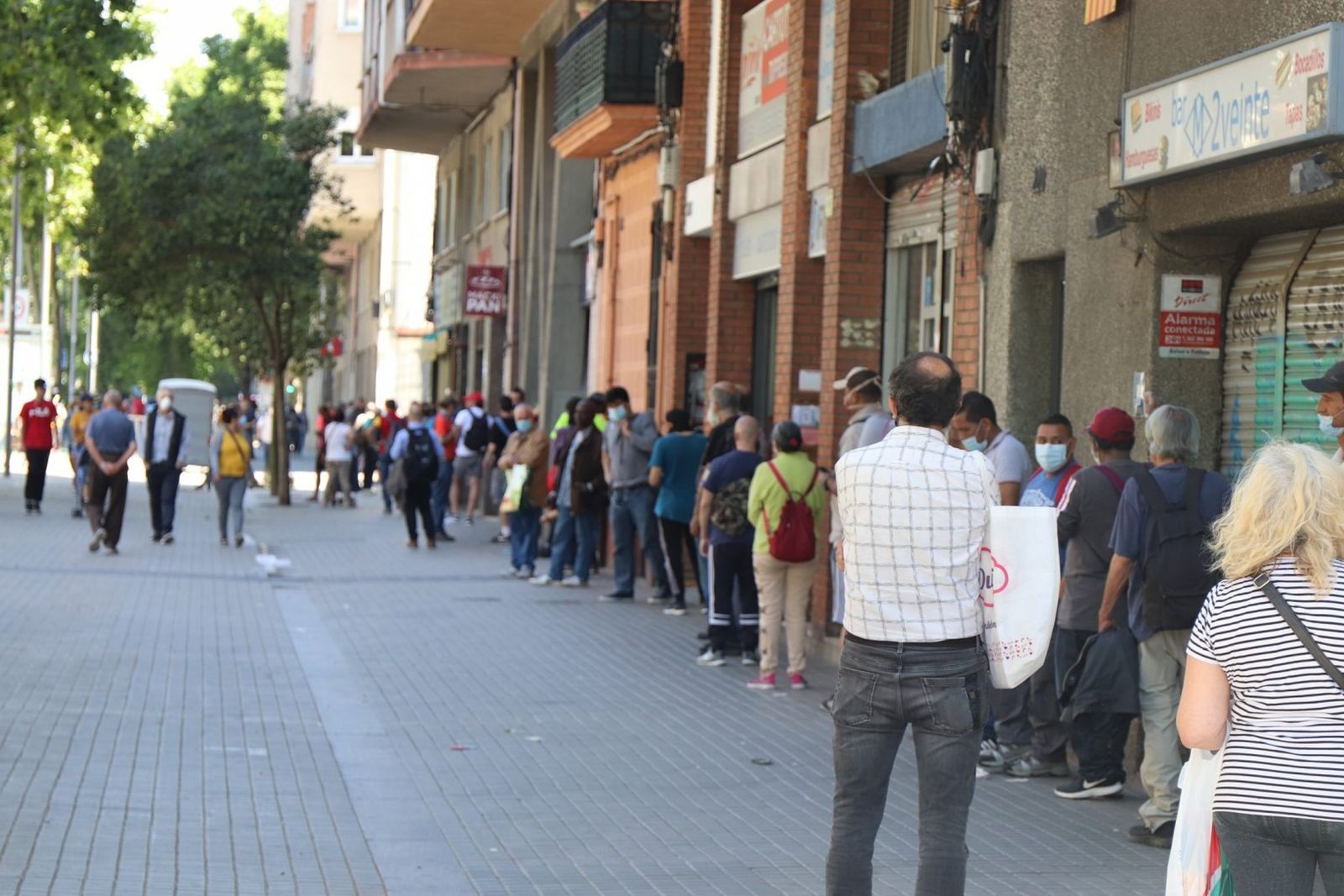 Cola de personas que los xenófobos califican de mantenidas