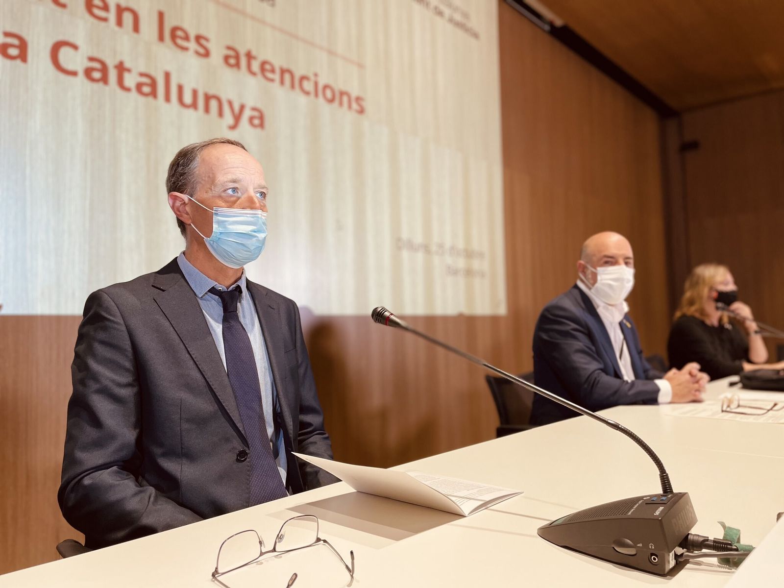 Francesc Torralba, Joaquim Clavaguera e Yvonne Griley, durante la presentación del documento.