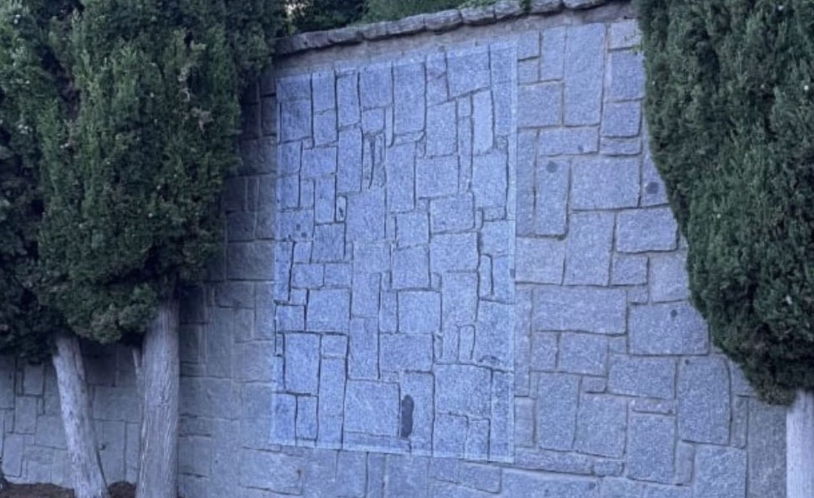 Tapiada la placa franquista en el Cerro de los Ángeles