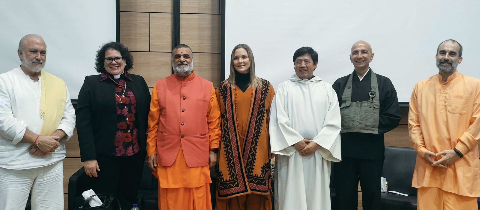 Críticas desaforadas de católicos sectarios al padre Víctor Ricardo Moreno por participar en un encuentro de diálogo interreligioso