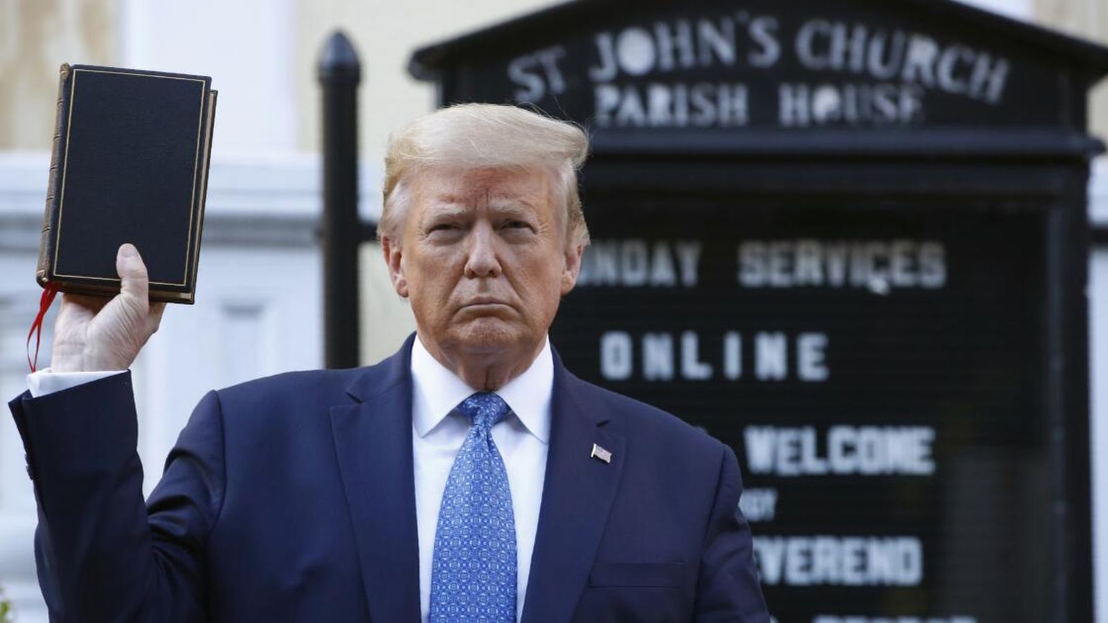 Donald Trump vendiendo la Biblia