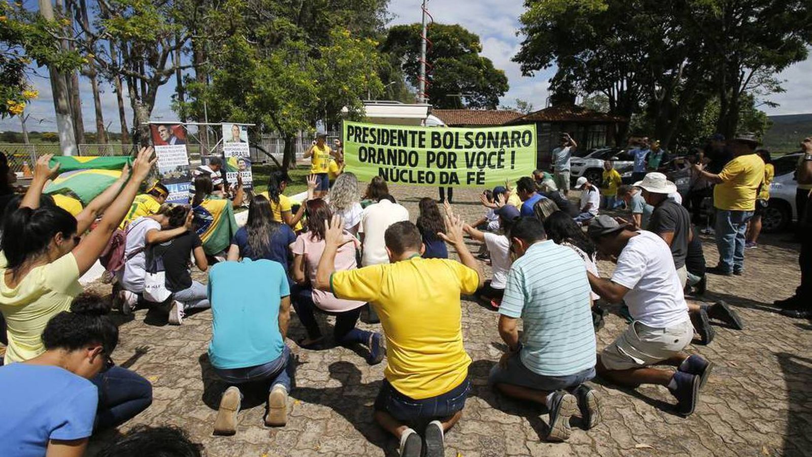 Evangélicos orando por Bolsonaro