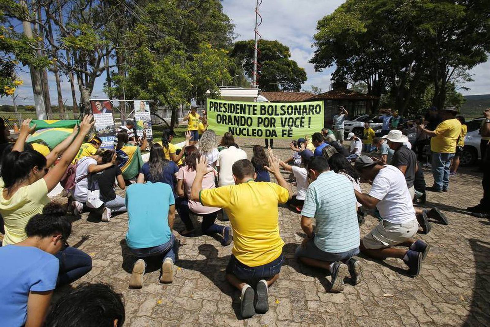 Evangélicos orando por Bolsonaro