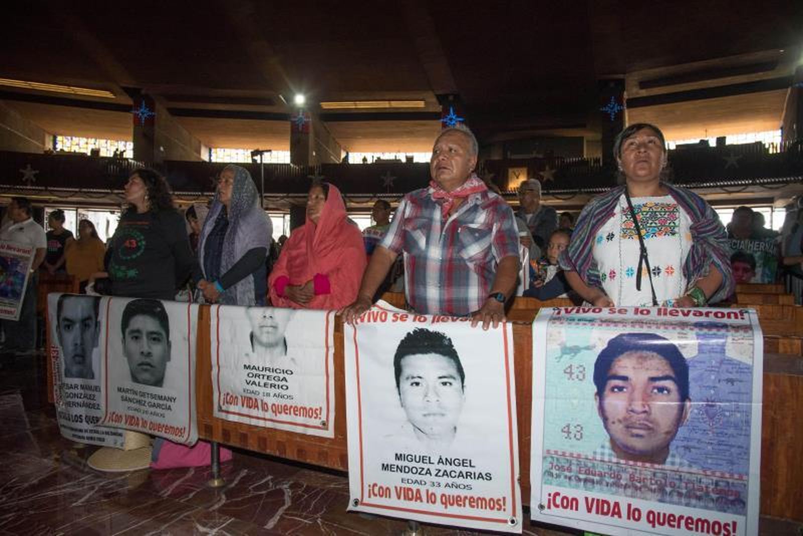 Padres de los 43. Ante la Guadalupana.
