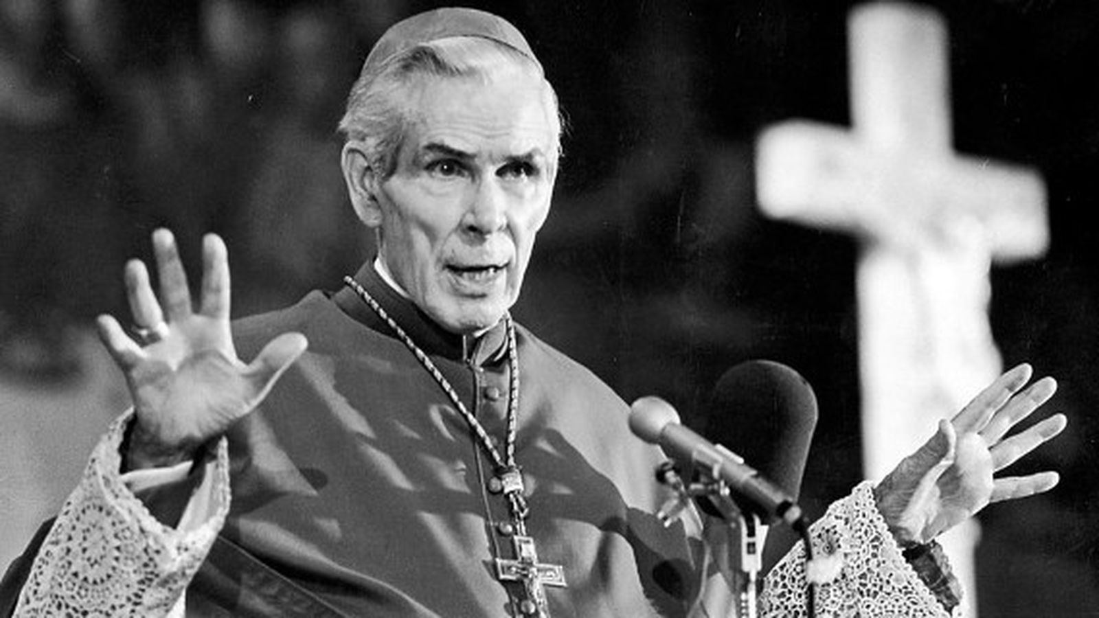 El arzobispo Fulton Sheen fue un pionero de la evangelización televisiva y radiofónica