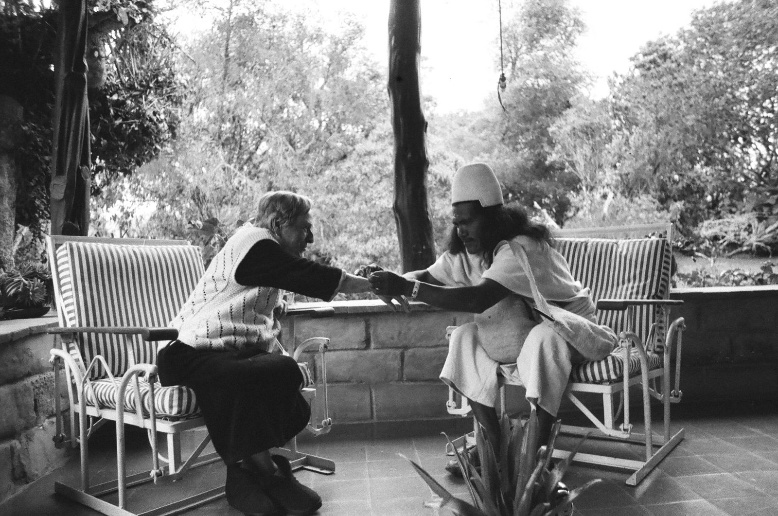 La misionera Sofía Toro recibe aseguranzas del mamo Bernardo Torres