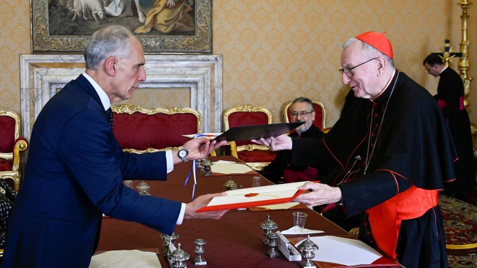 La firma del Acuerdo entre el cardenal Parolin y el presidente de la República de Honduras