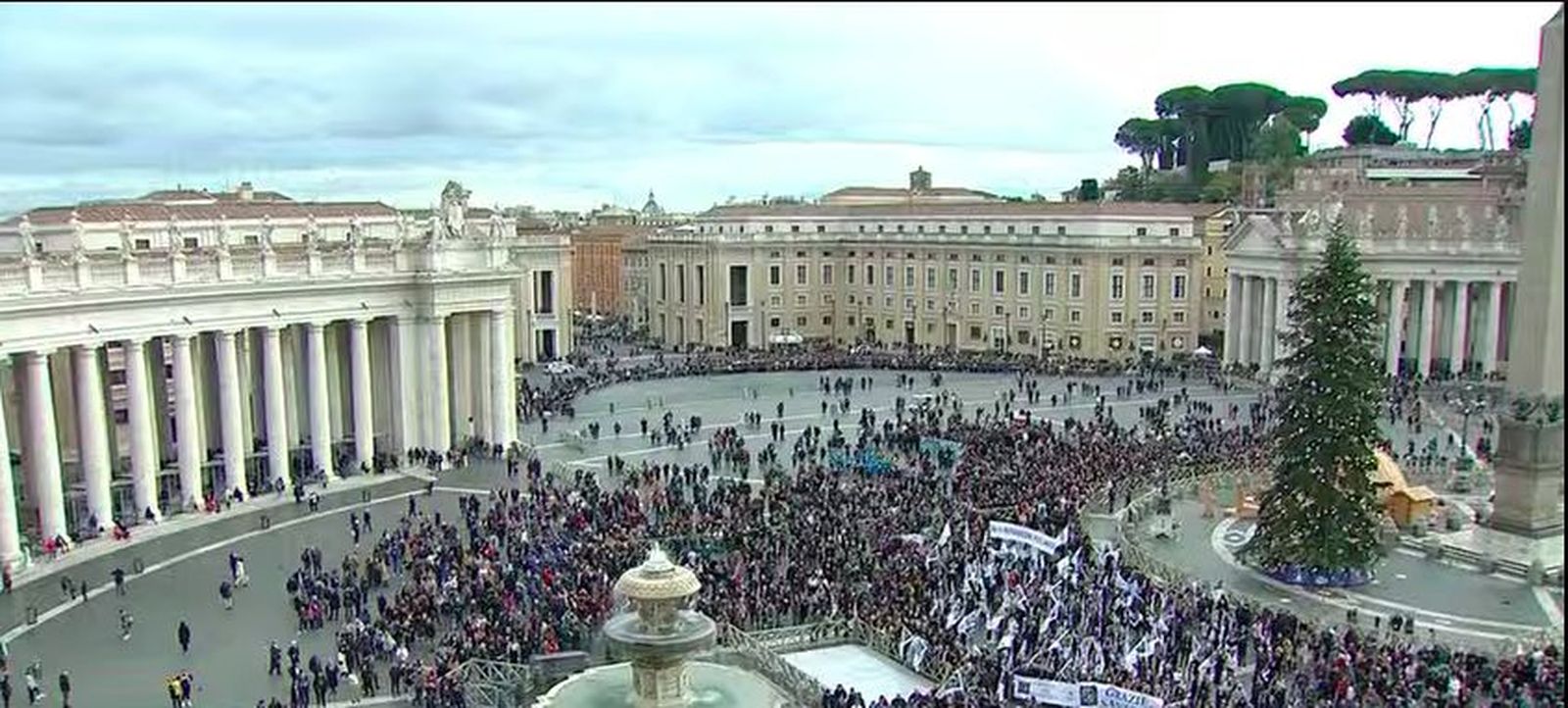 Miles de fieles en san Pedro