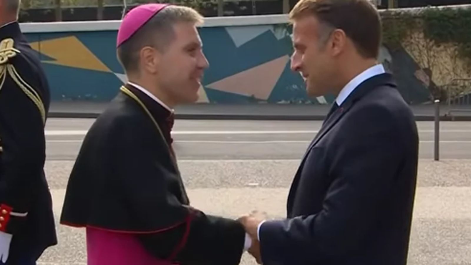 Macron ha recibido al copríncipe a las puertas del recinto.