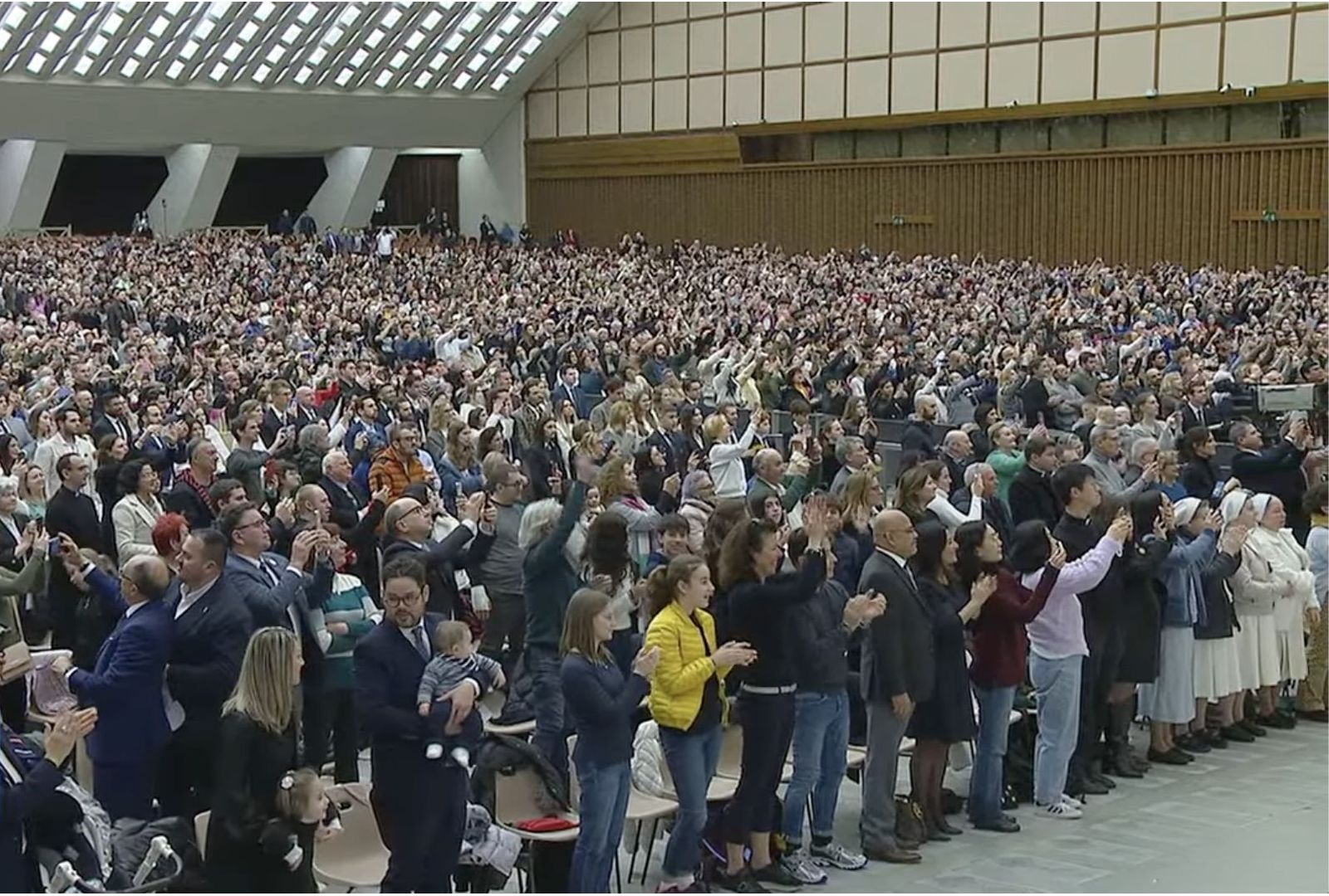 Los fieles aplauden al Papa en la audiencia general