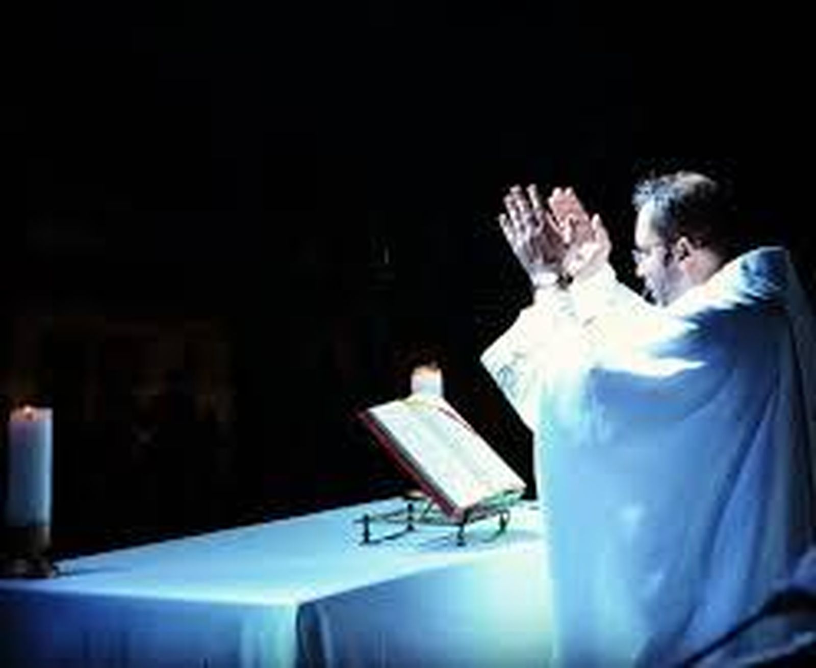 El ex sacerdote, dando misa