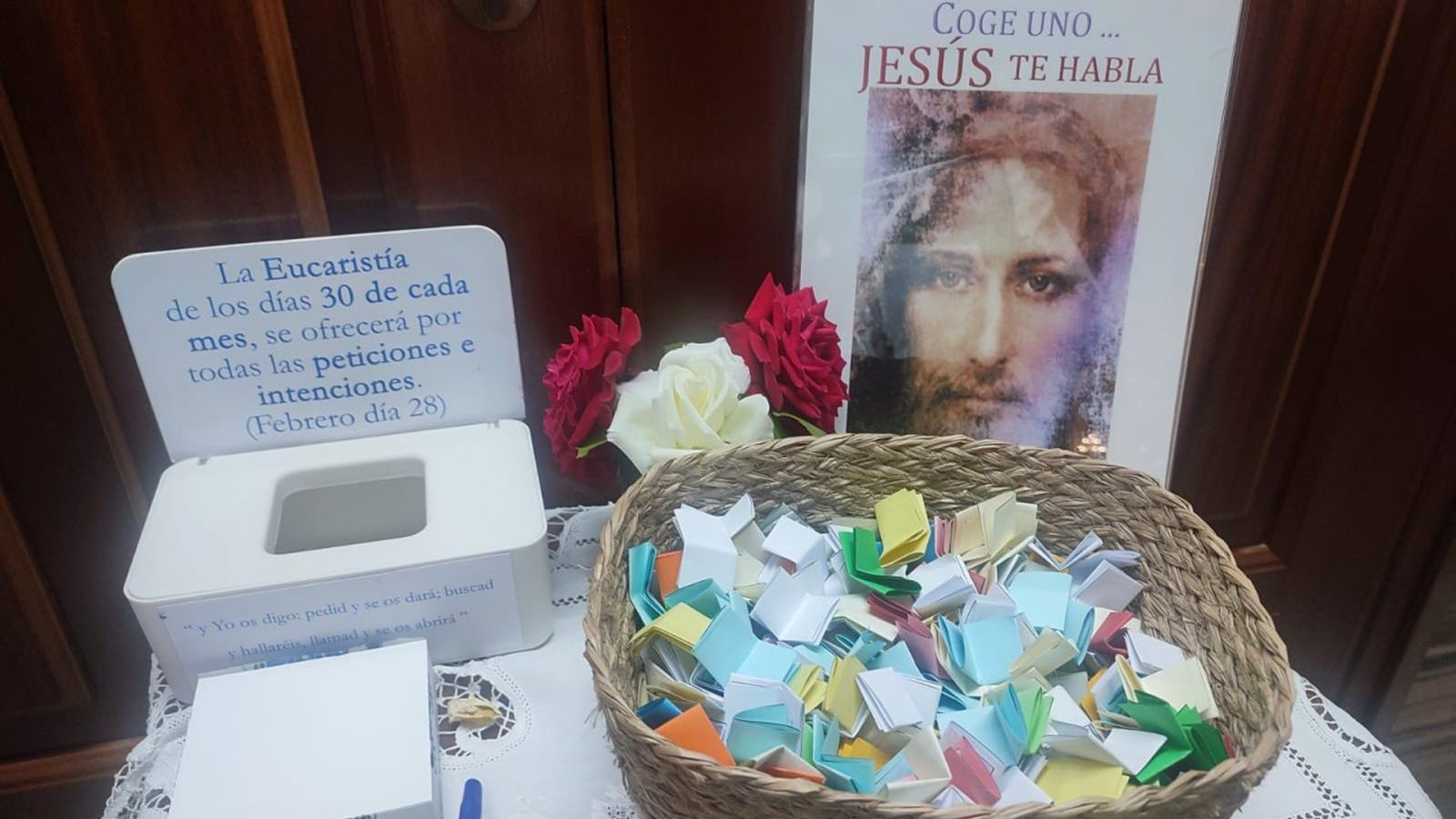 Mesita con pasajes de la biblia y peticiones