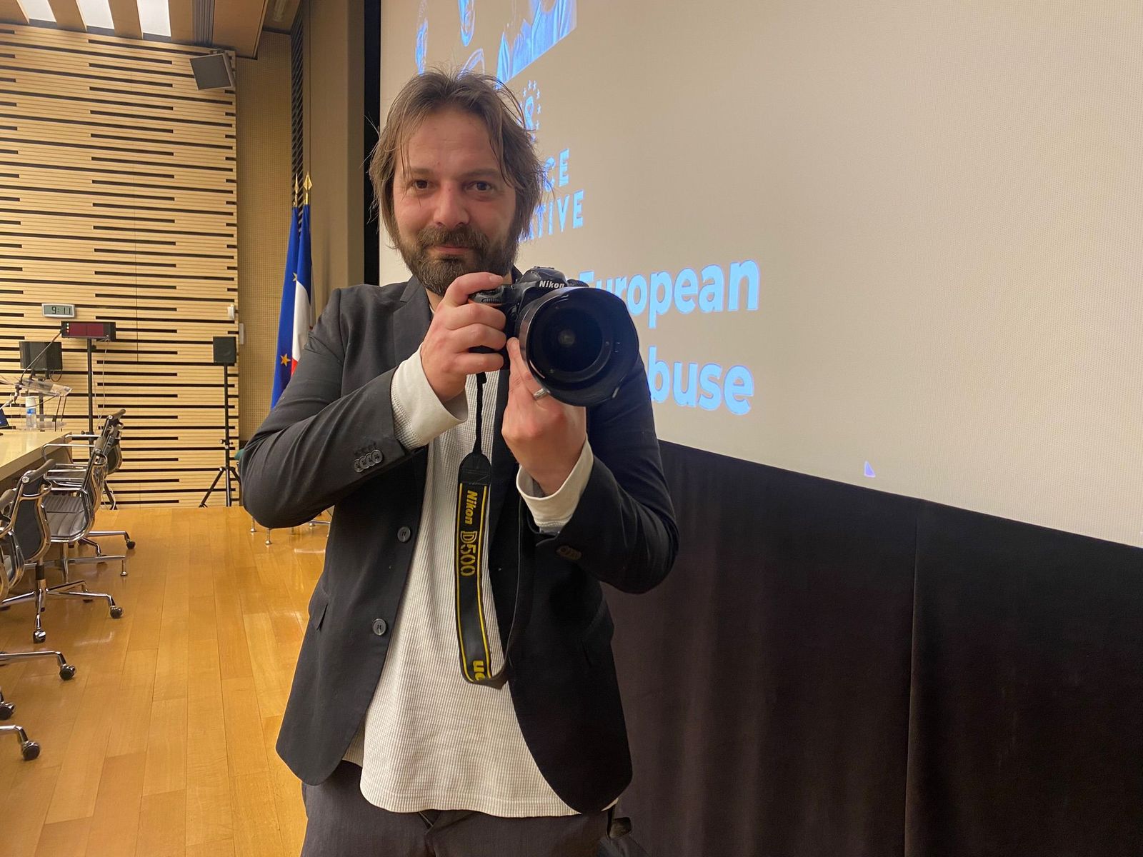 Simone Padovani, autor de 'Shame', la muestra con los rostros de las víctimas de abusos