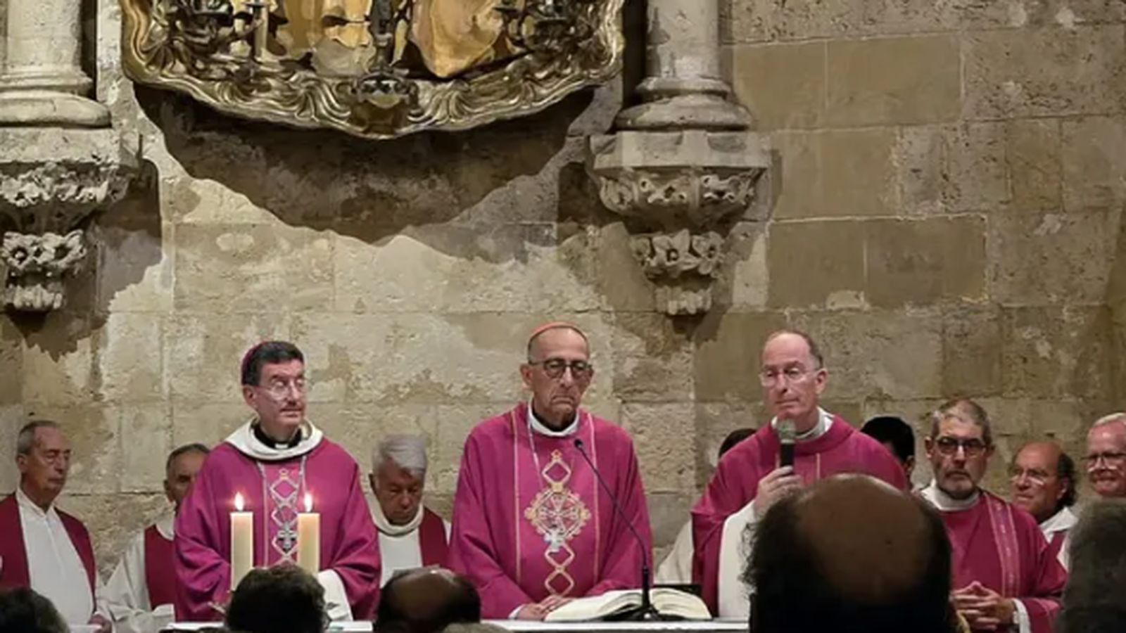 El cardenal Omella preside la celebración en la cripta.
