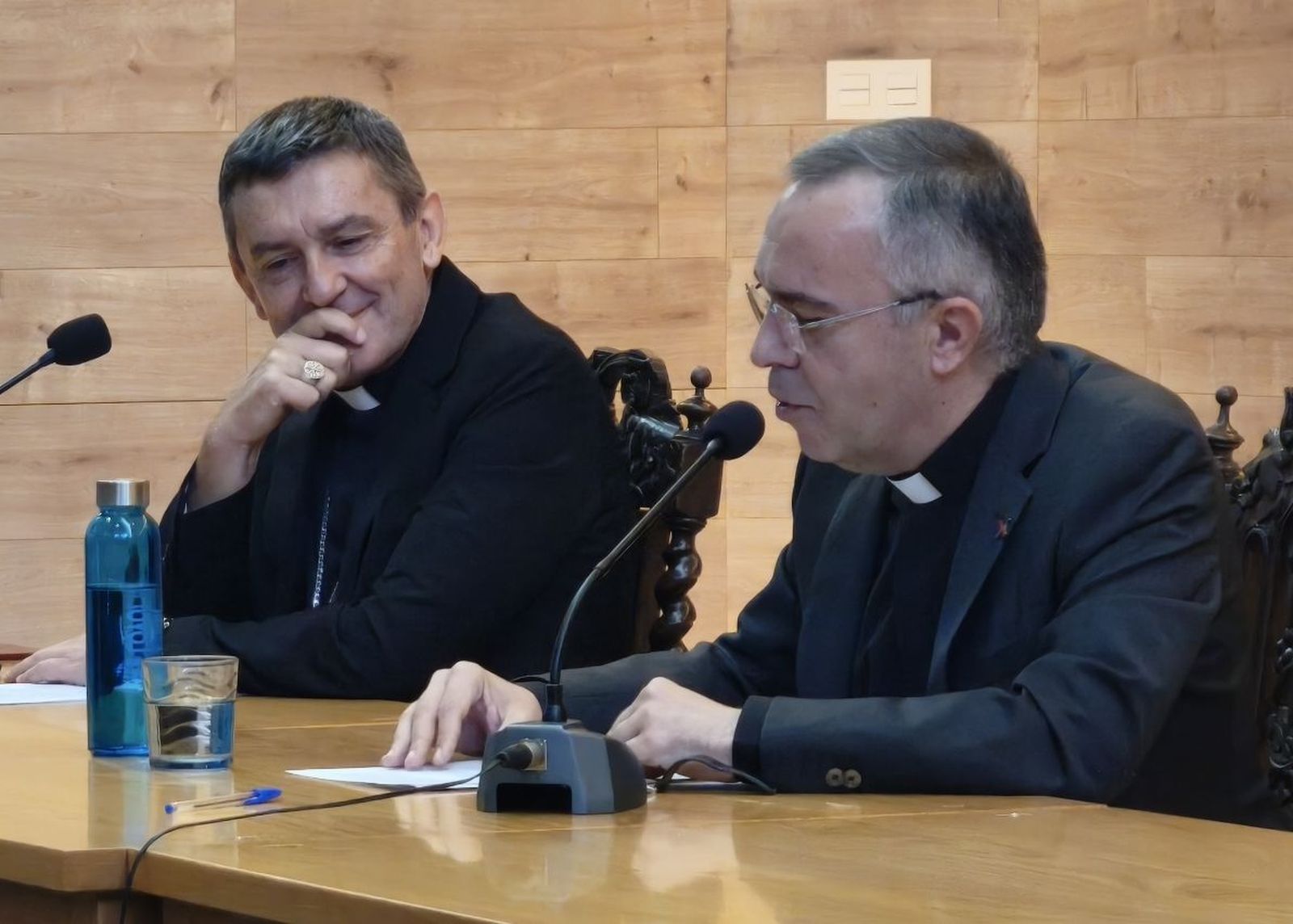 Monseñor Pagazzi  (izda) en la Facultad de teología de Loyola