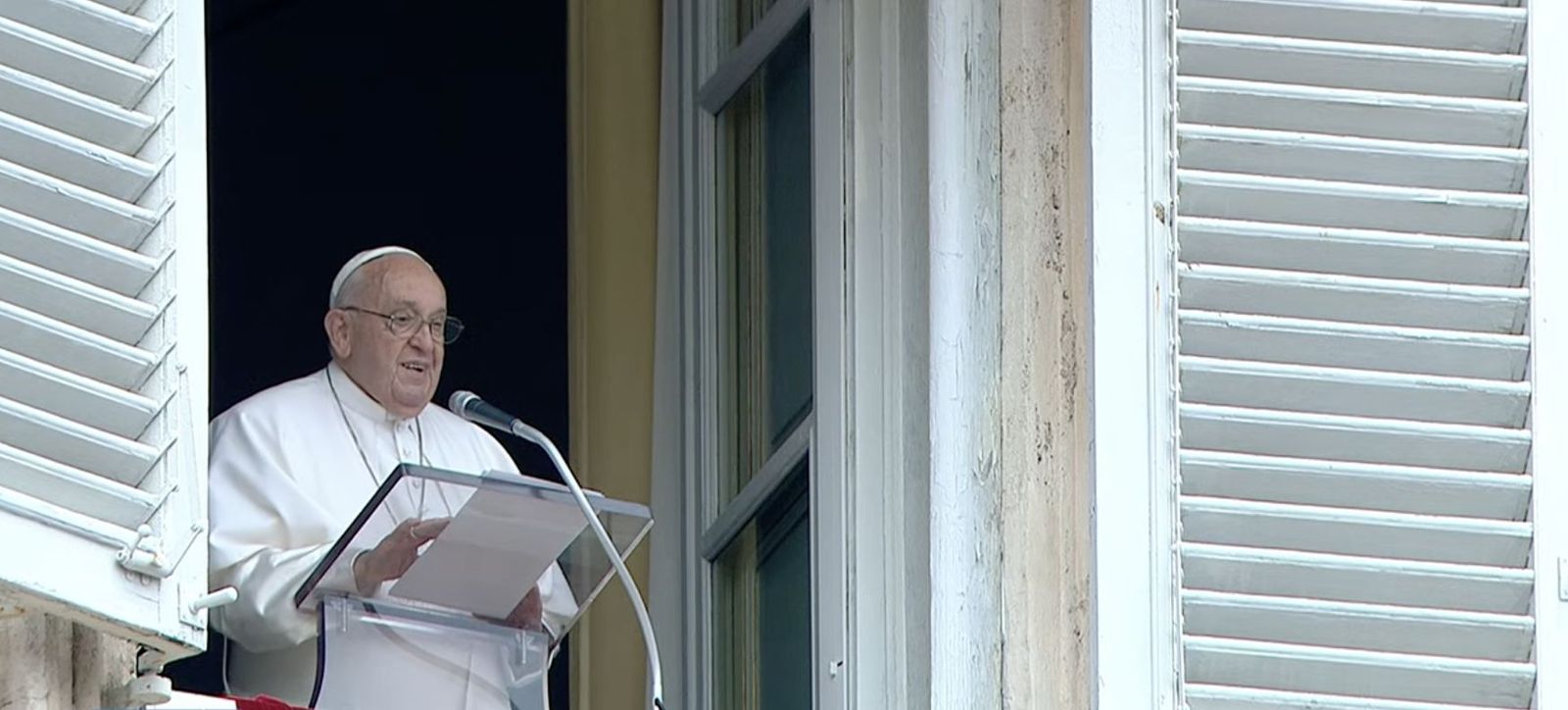 Francisco saluda a los fieles antes del rezo del Angelus