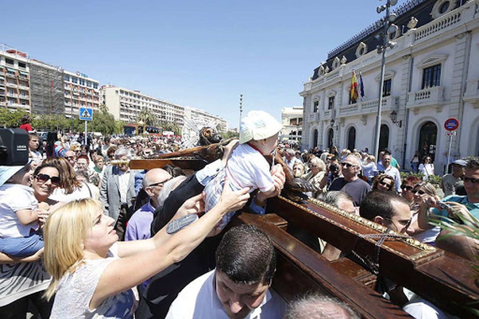 La gente se agolpa en torno al Cristo del Grao.