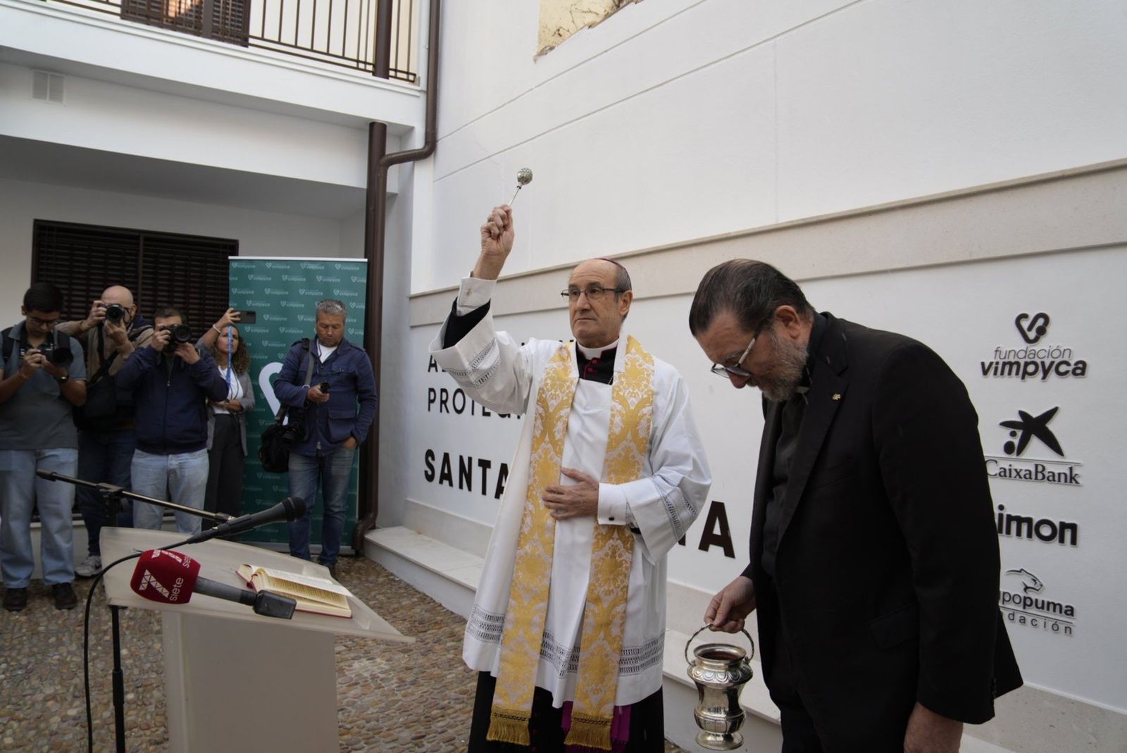 Jesús Fernández bendice los alojamientos protegidos Santa Marina