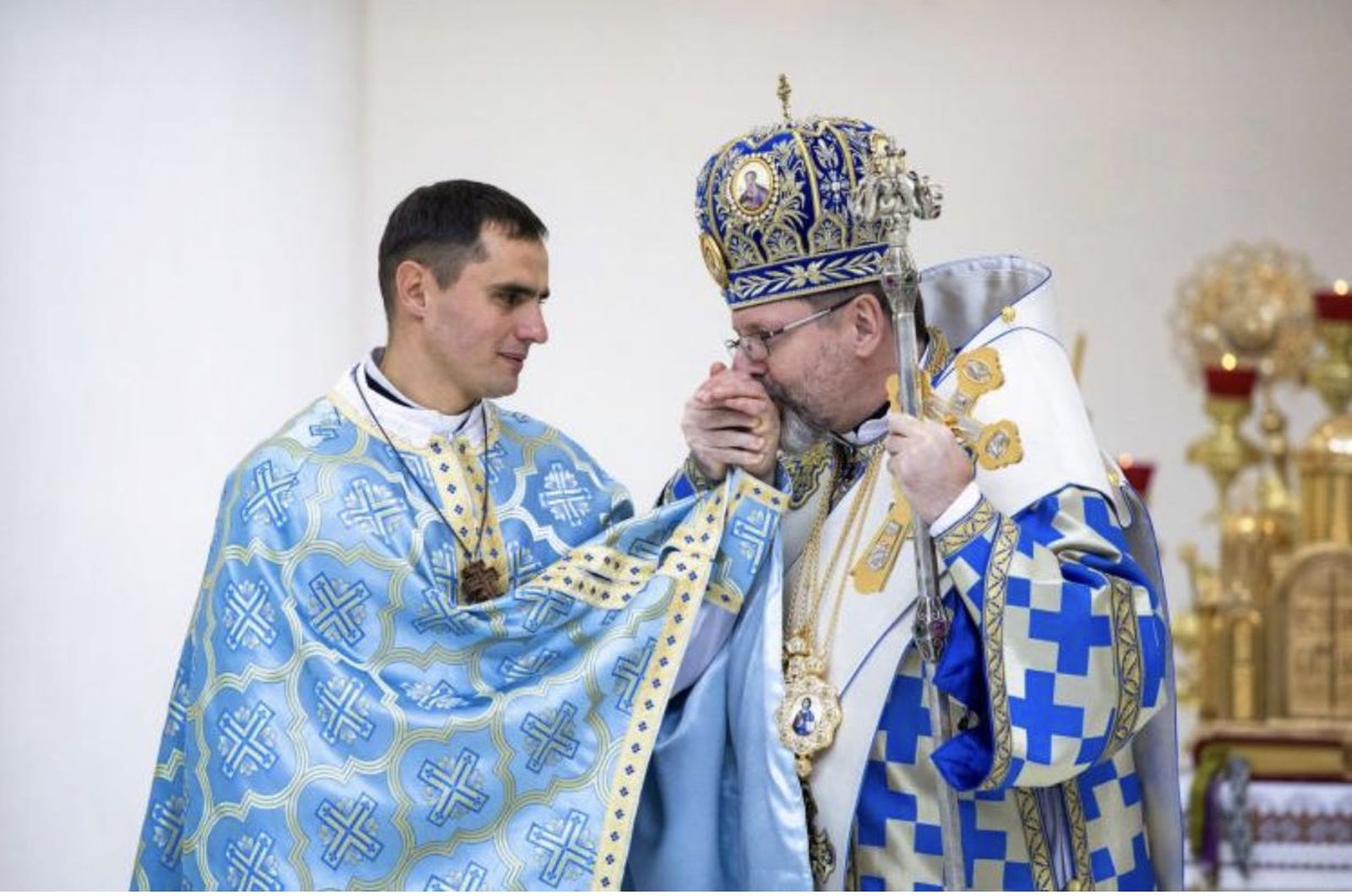 Oleksandr Bogomaz, con el arzobispo Sviatoslav Shevchuk tras su liberación por los rusos