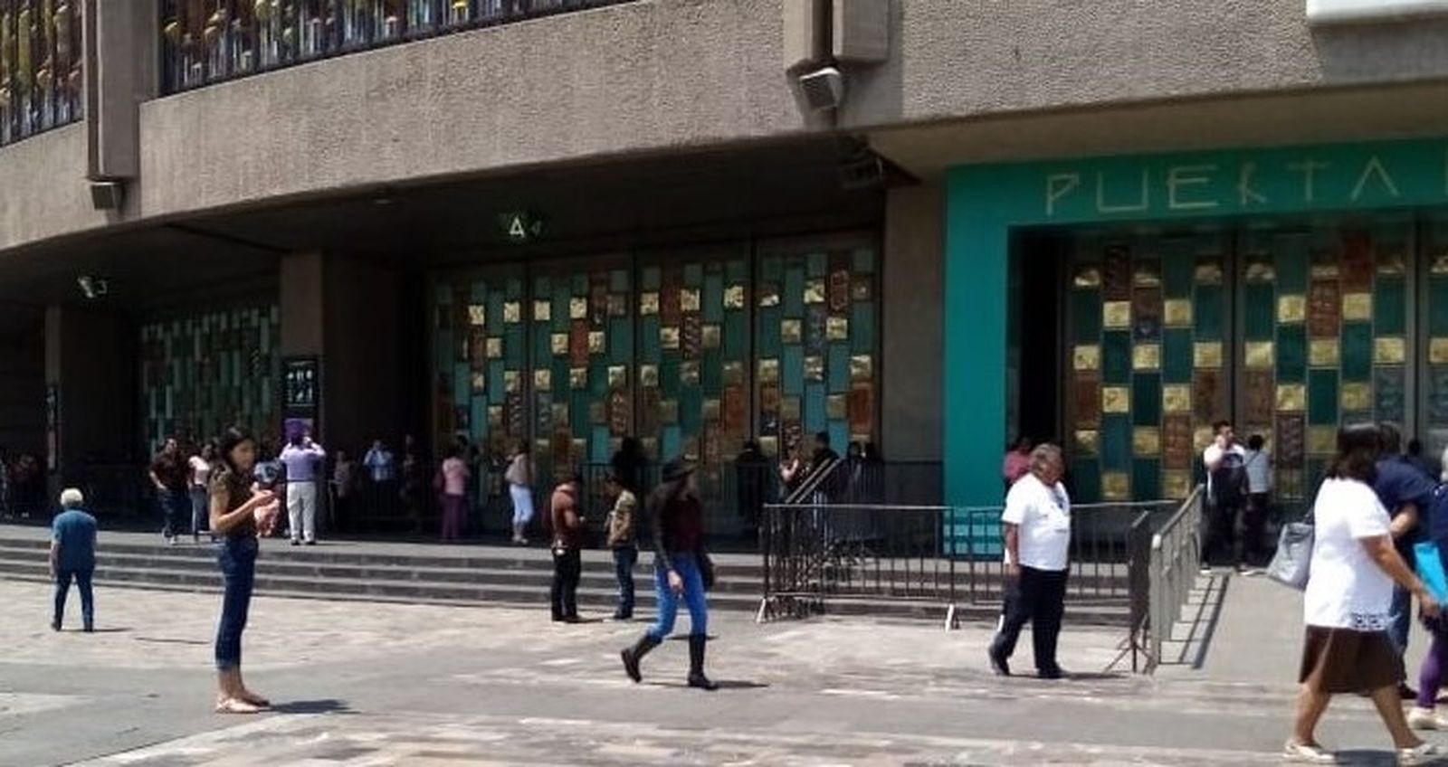 Basílica. A puerta cerrada.