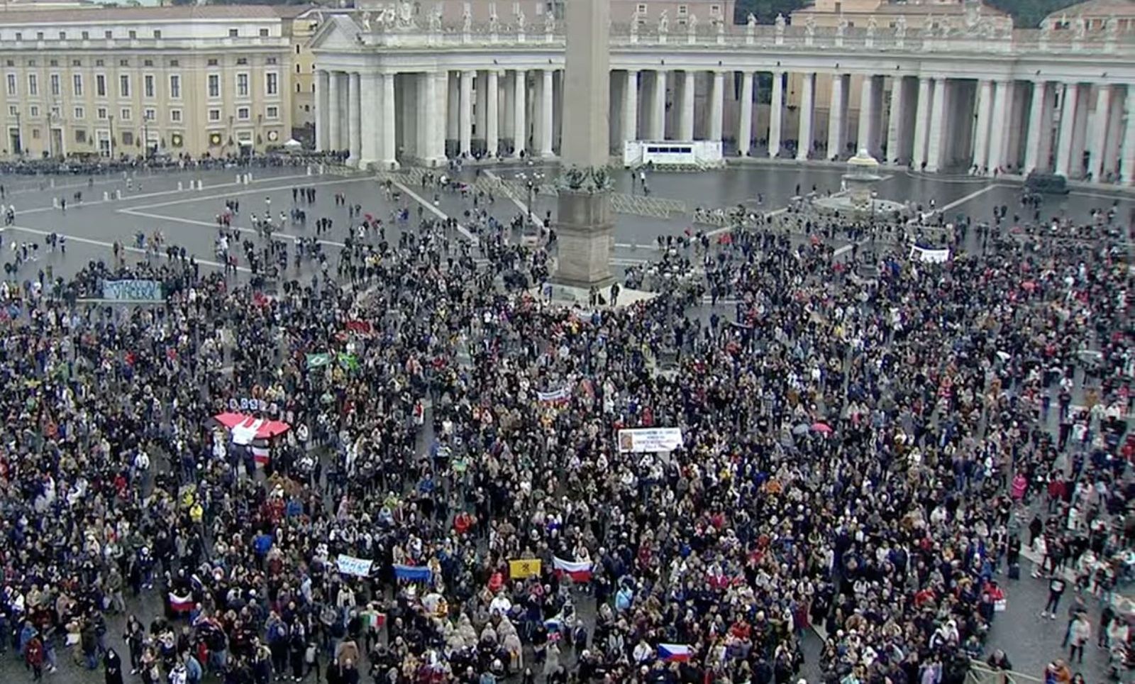 Miles de fieles en San Pedro