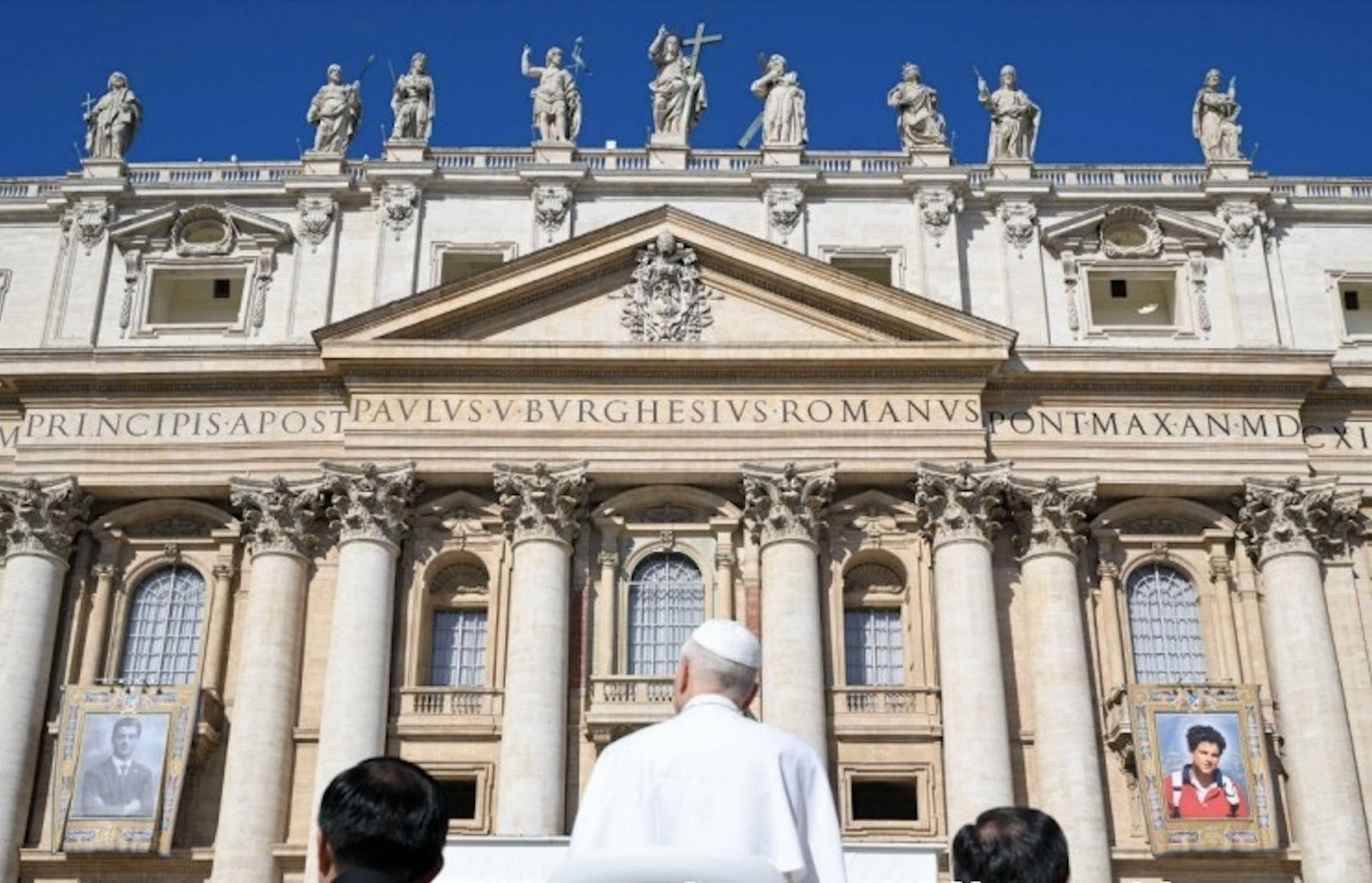 León XIV, ante las imágenes de los nuevos santos Carlo Acutis y Pier Giorgio Frassati