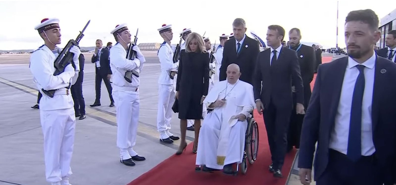 Macron despide al Papa