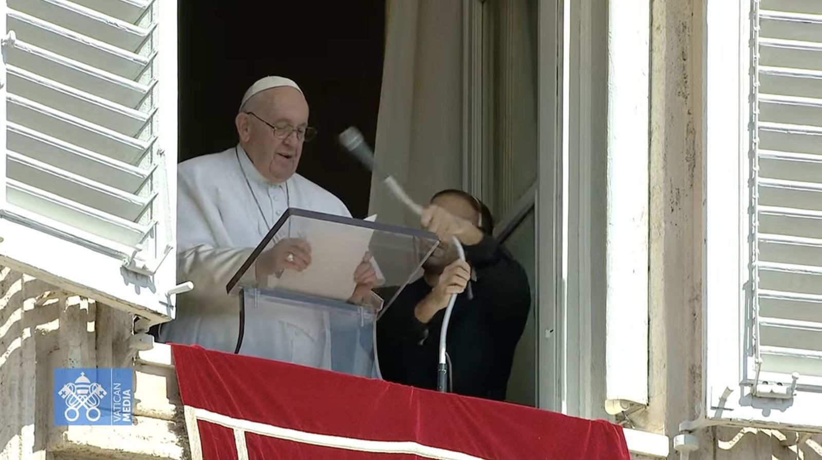 Francisco en el balcón del palacio apostólico