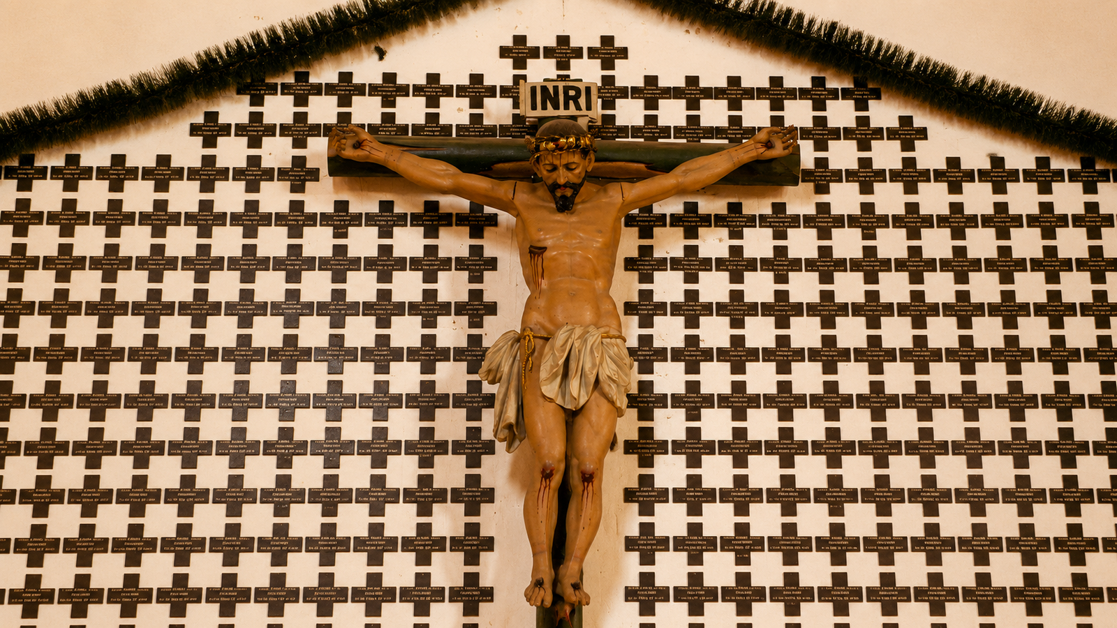 En torno a este Cristo, ubicado en el templo de San Juan Cotzal, El Quiché, están más de 450 cruces con los nombres de fieles laicos  asesinados por el ejército. Foto del Hno. Santiago Otero Diez, Marista.
