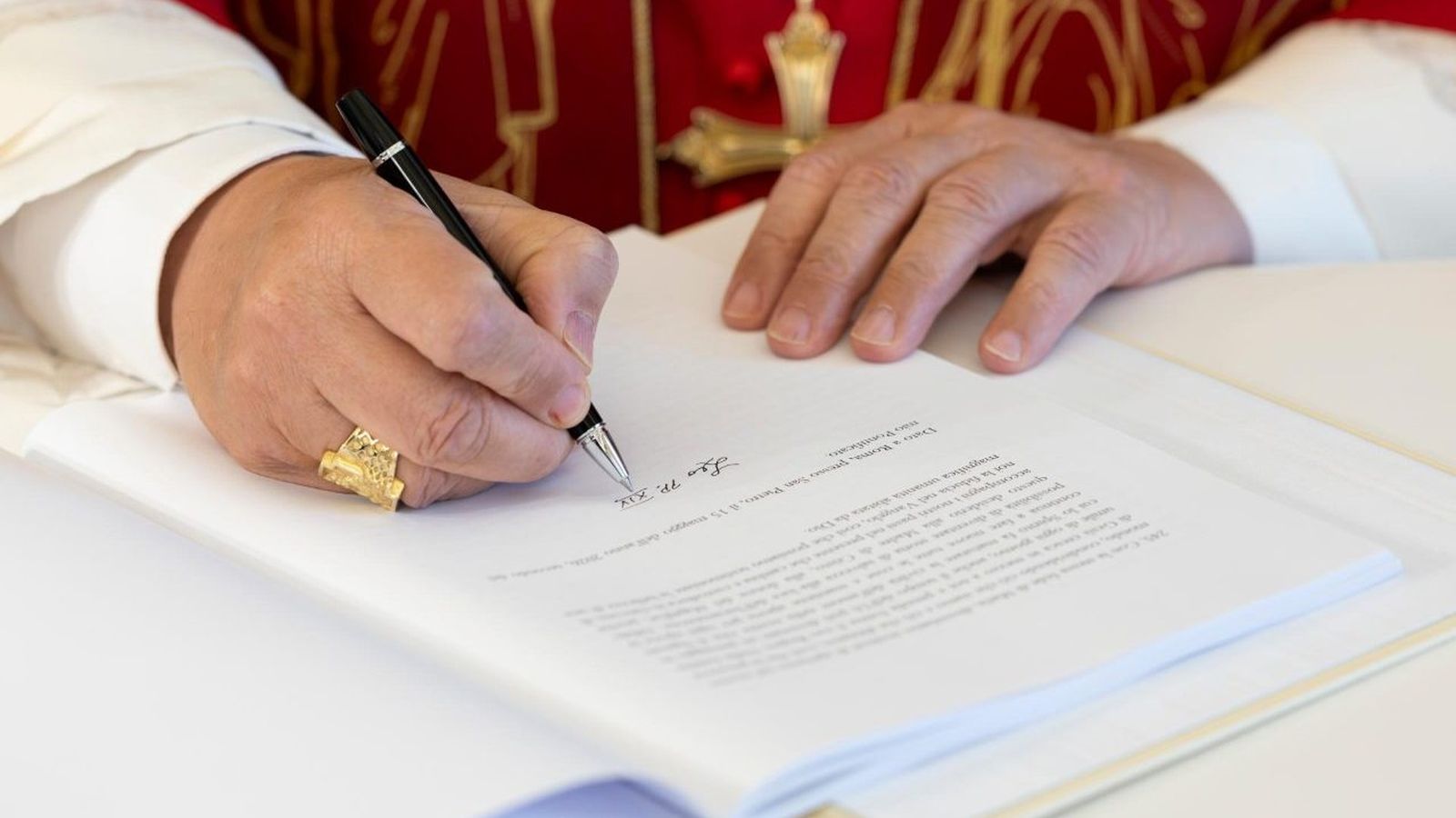 León XIV firma Magnifica Humanitas