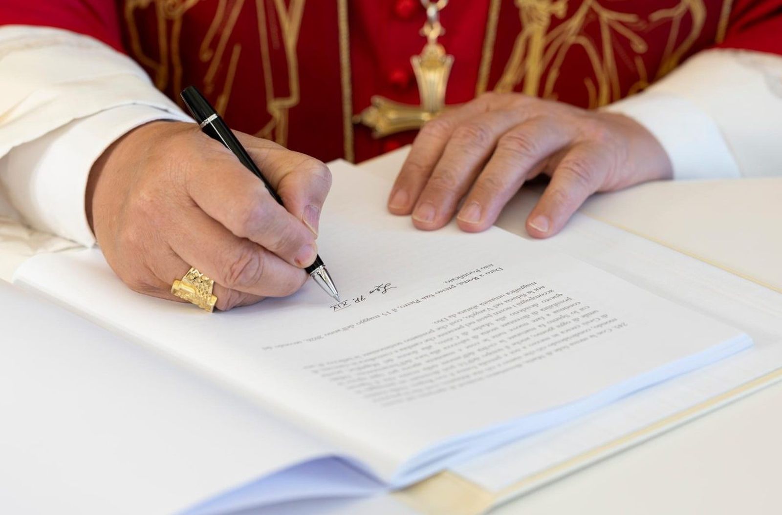 León XIV firma Magnifica Humanitas