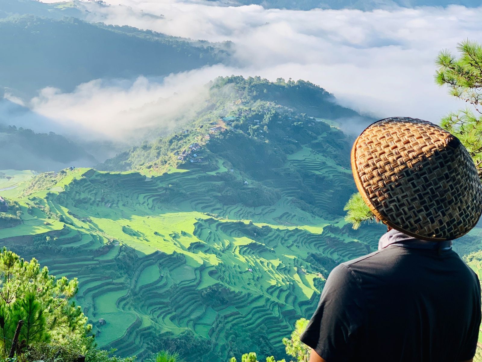 Un campesino observa un paisaje en Filipinas
