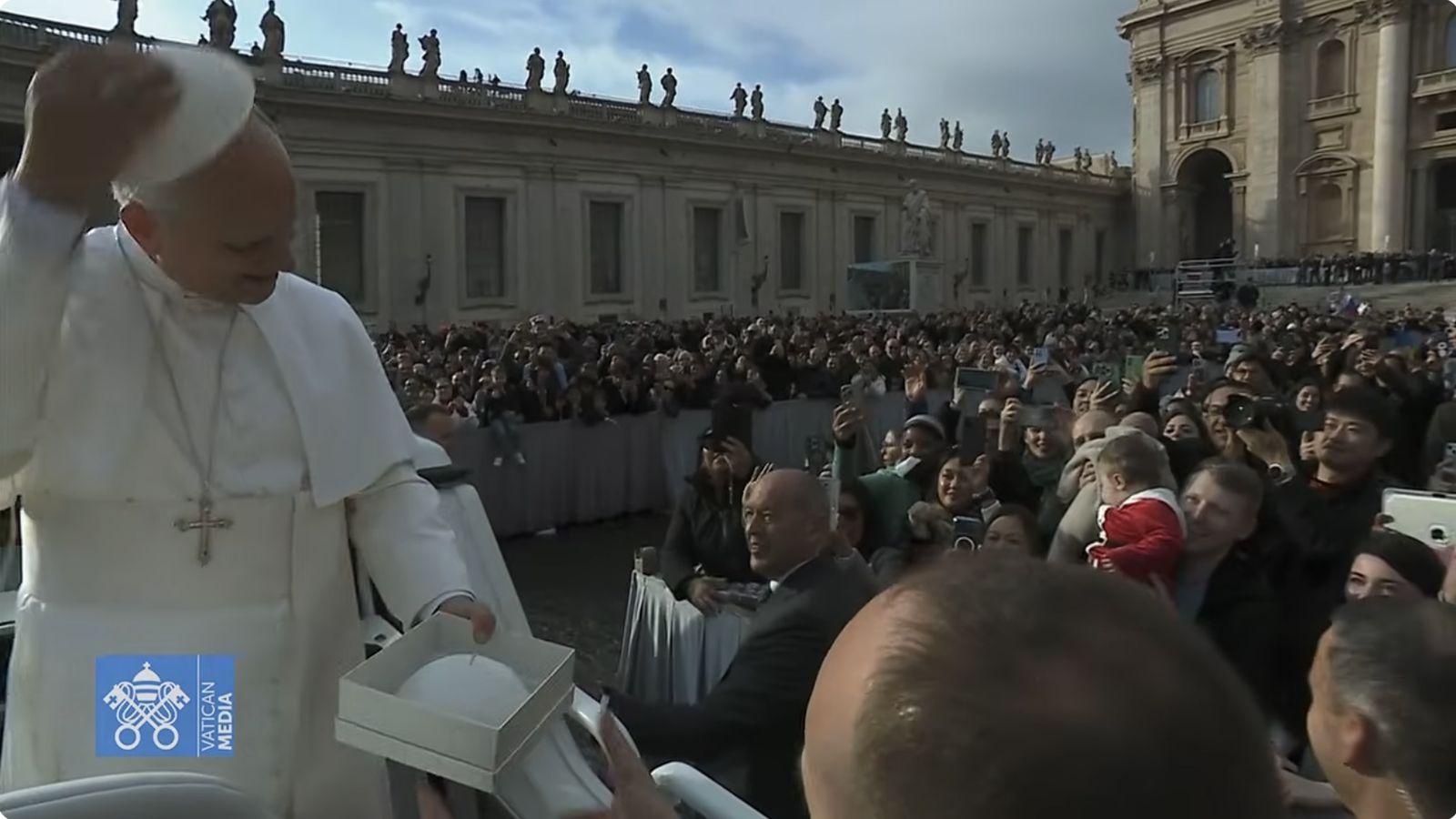 El Papa se cambia el solideo por uno que le regalaron los fieles