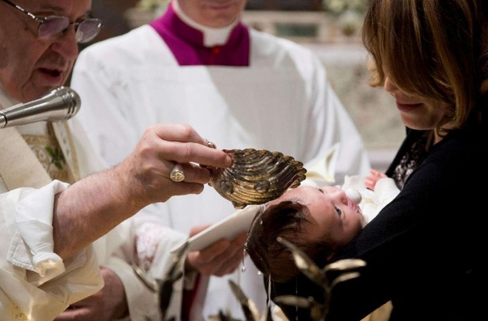El Papa bautiza en la Sixtina