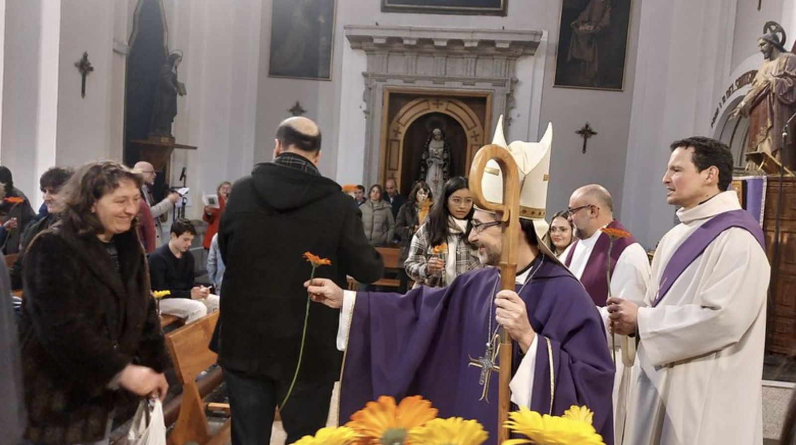 José Cobo entrega flores a los presentes