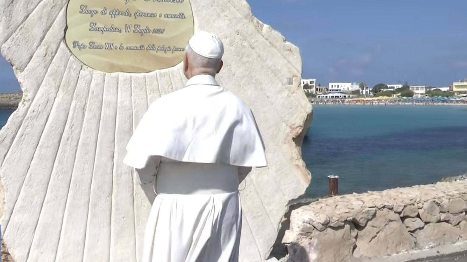 León XIV bendice la placa que da nombre al 'Muelle Papa Francisco' de Lampedusa