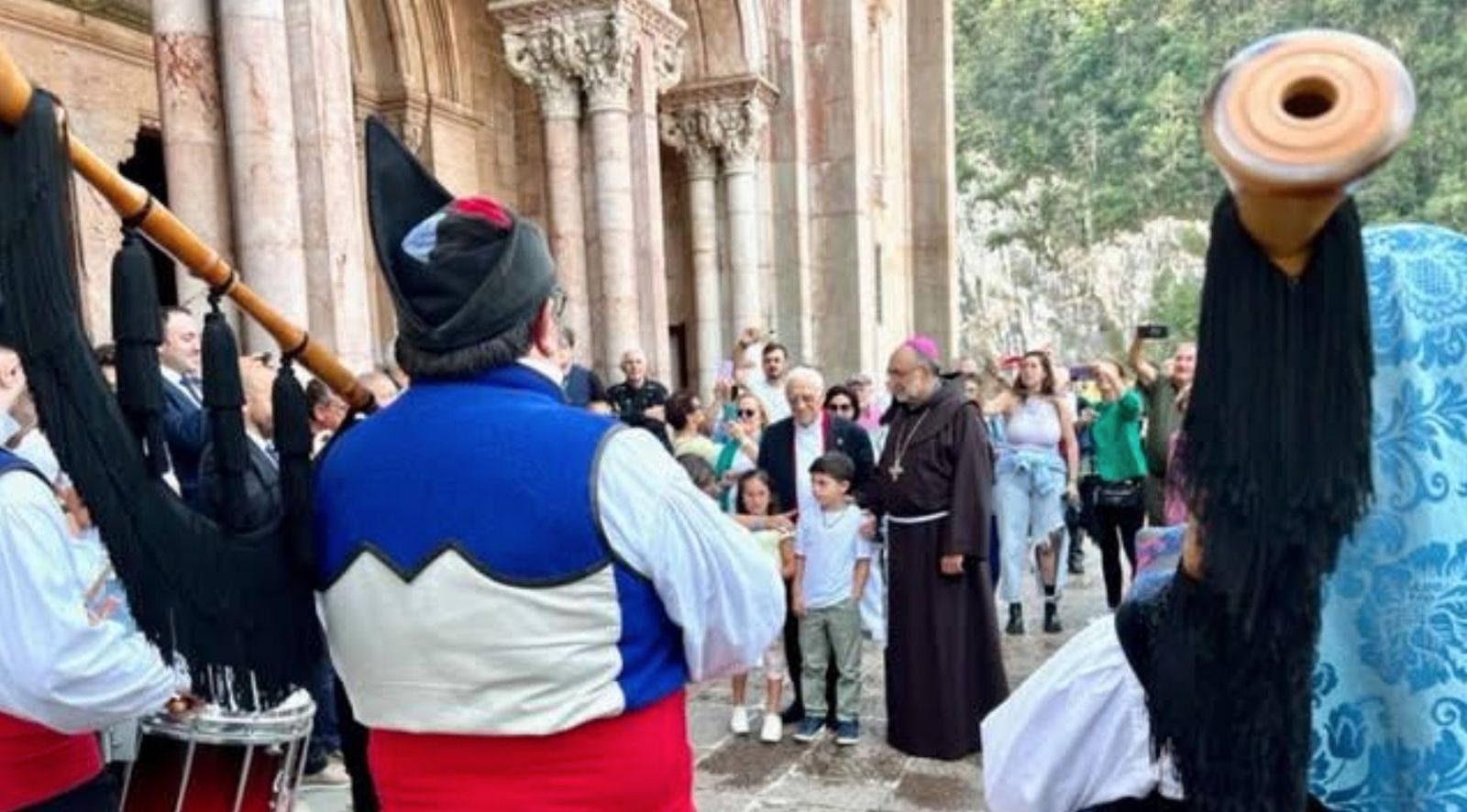 Sanz y el Padre Ángel