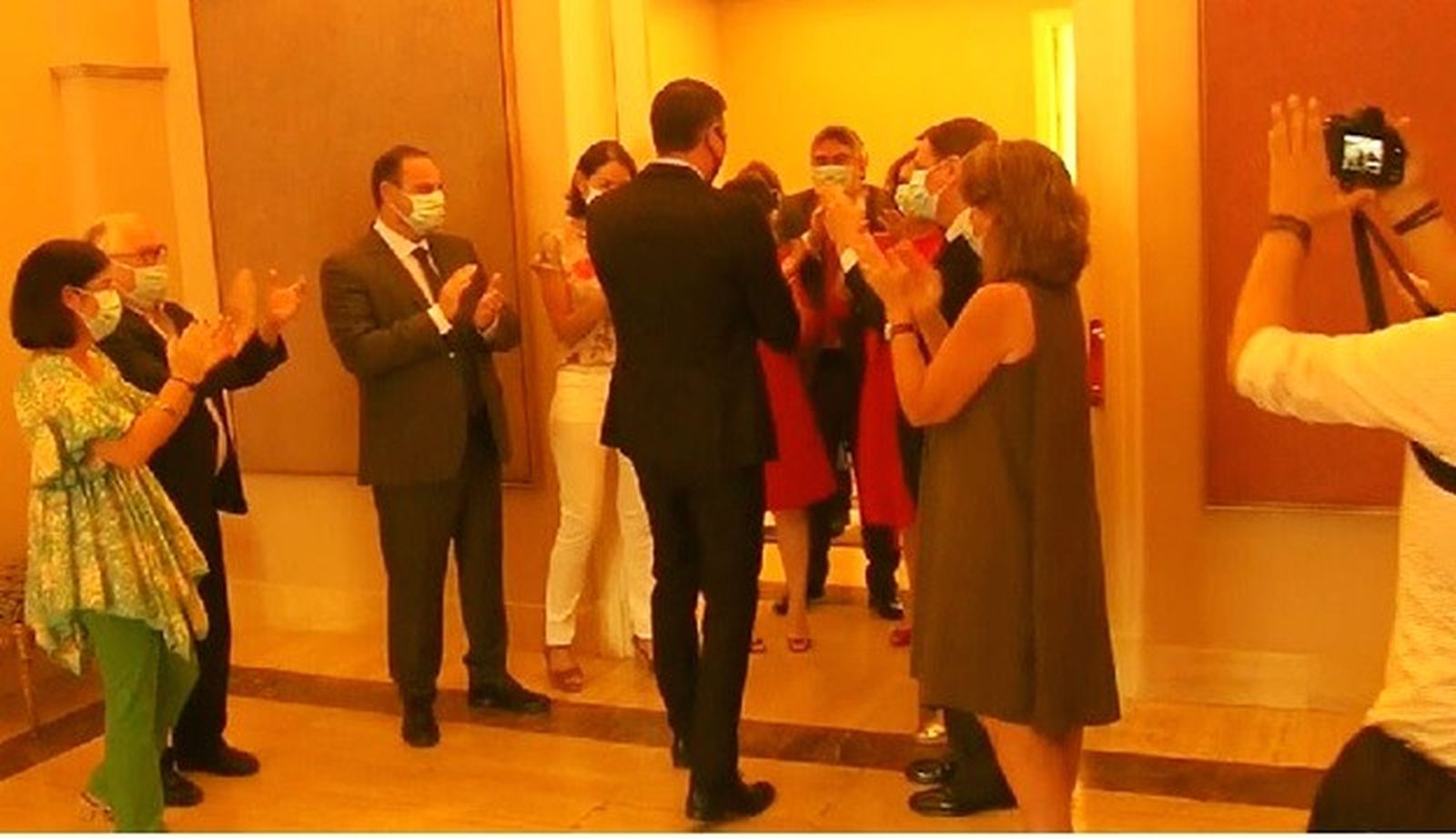 Pedro Sánchez, aplaudido por sus ministros, como si fuese el campeón de Europa, pese a su fracaso.