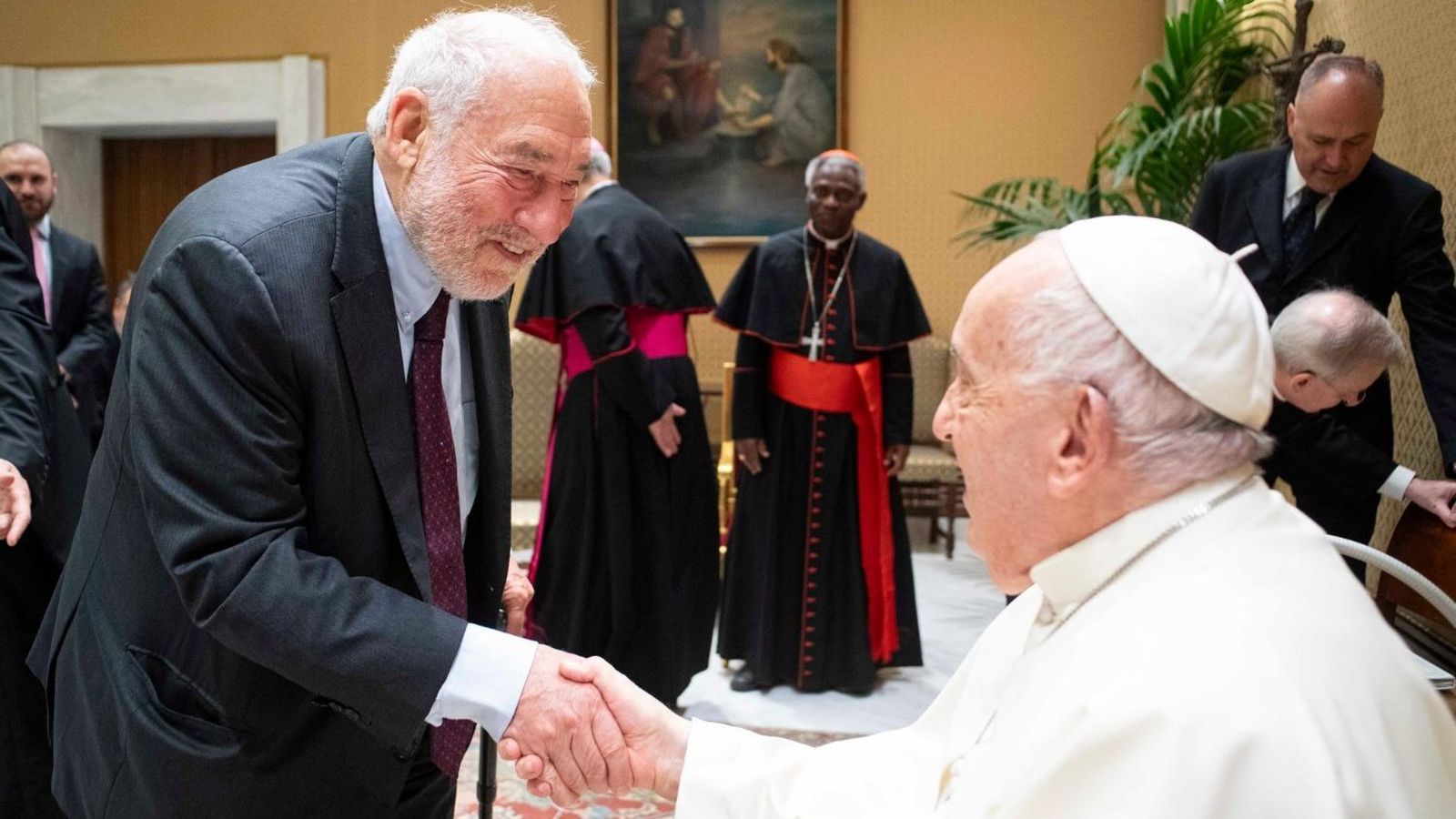 Joseph Stiglitz saluda al papa Francisco
